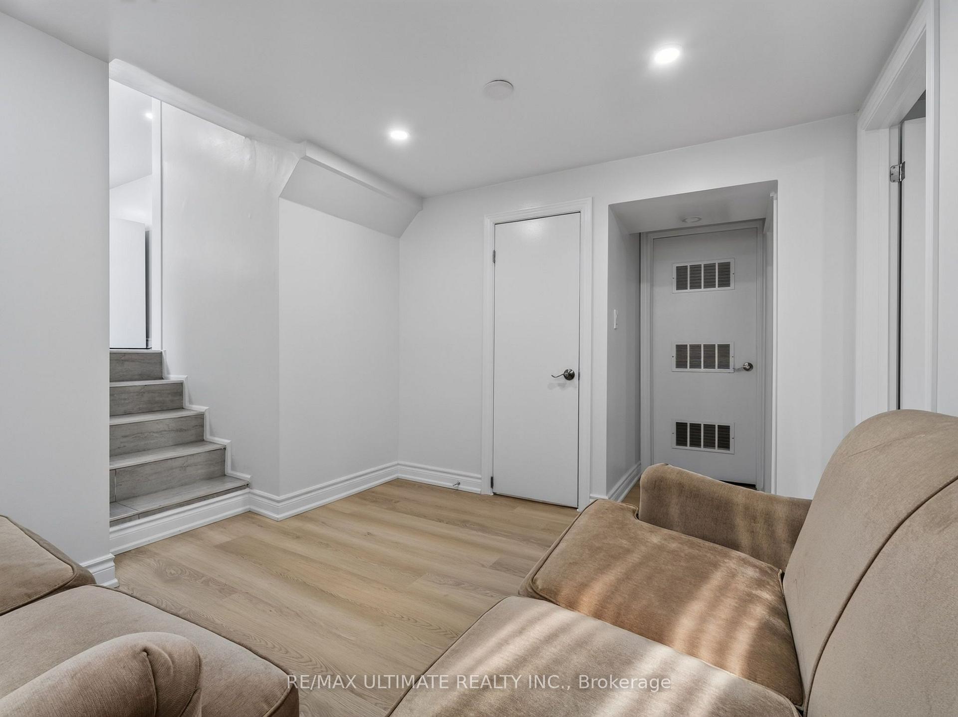 Photo 12 of 52 Revlis Crescent, Scarborough, L'Amoreaux — HOMEH