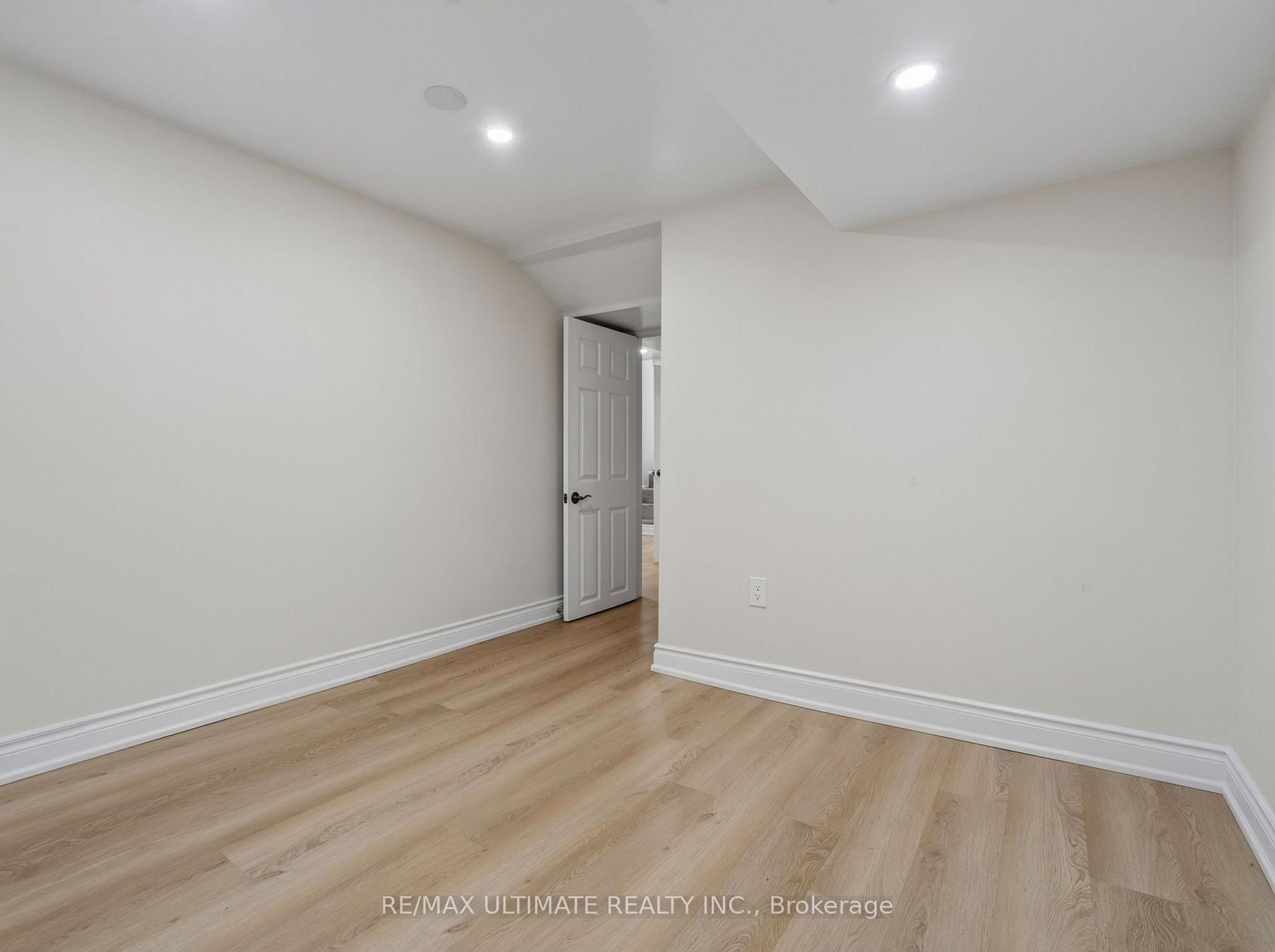 Photo 22 of 52 Revlis Crescent, Scarborough, L'Amoreaux — HOMEH