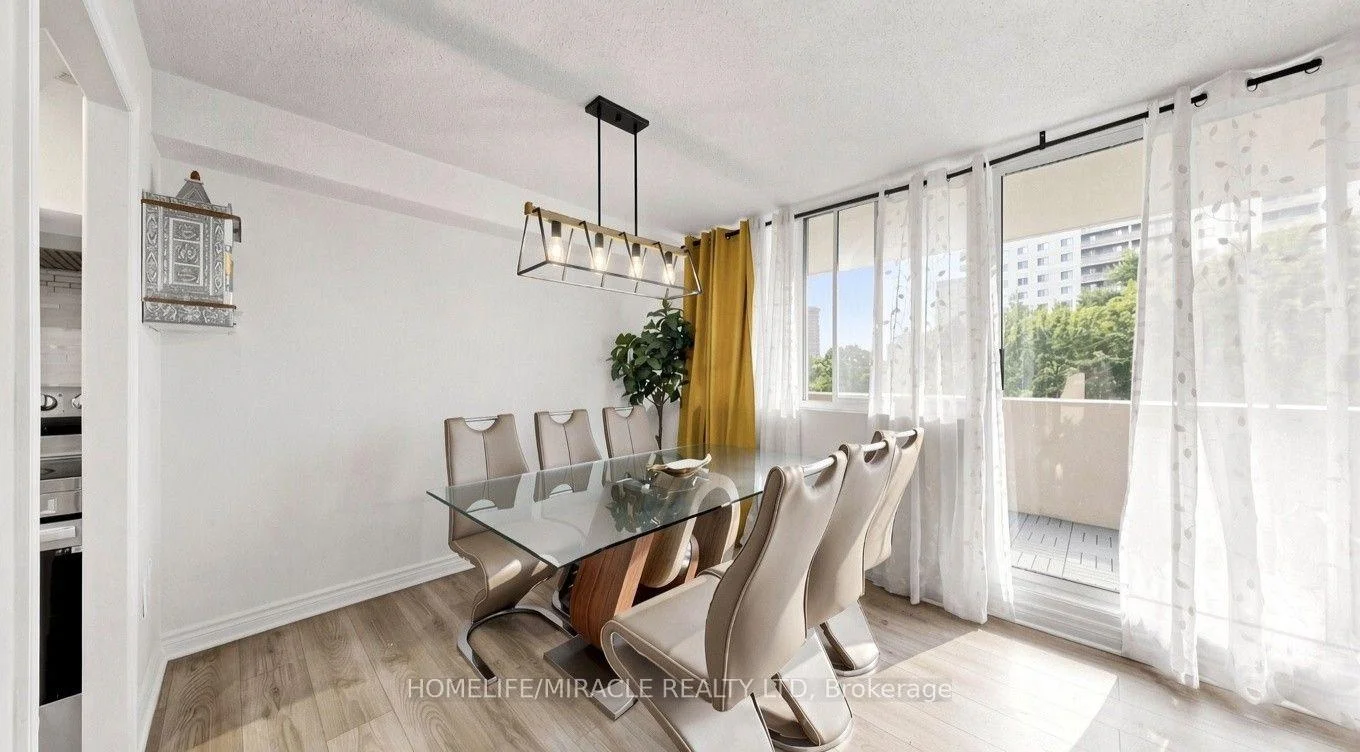 Photo 4 of Unit 313, 3590 Kaneff Crescent, Mississauga, Mississauga Valleys — HOMEH