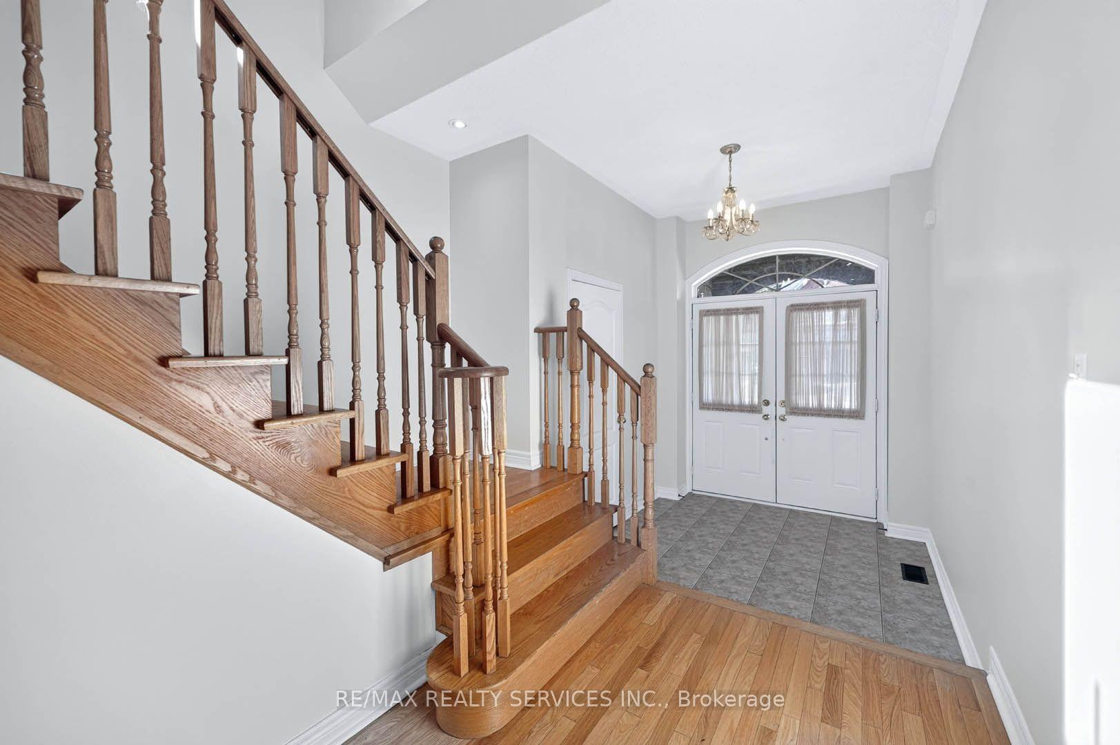 Photo 5 of 21 Tatra Crescent, Brampton, Bram West — HOMEH