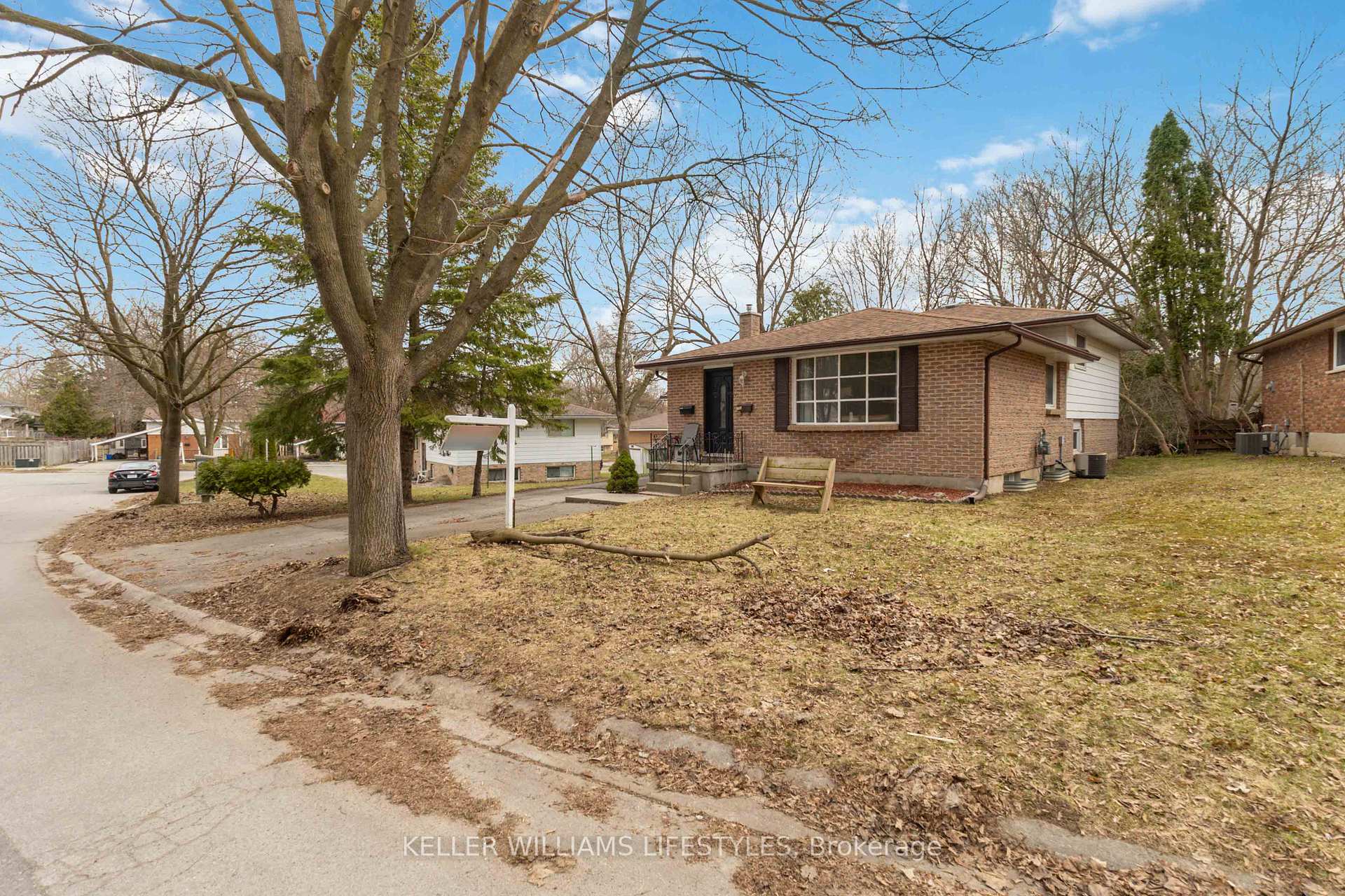 Photo 3 of 156 Paperbirch Crescent, London, North K — HOMEH