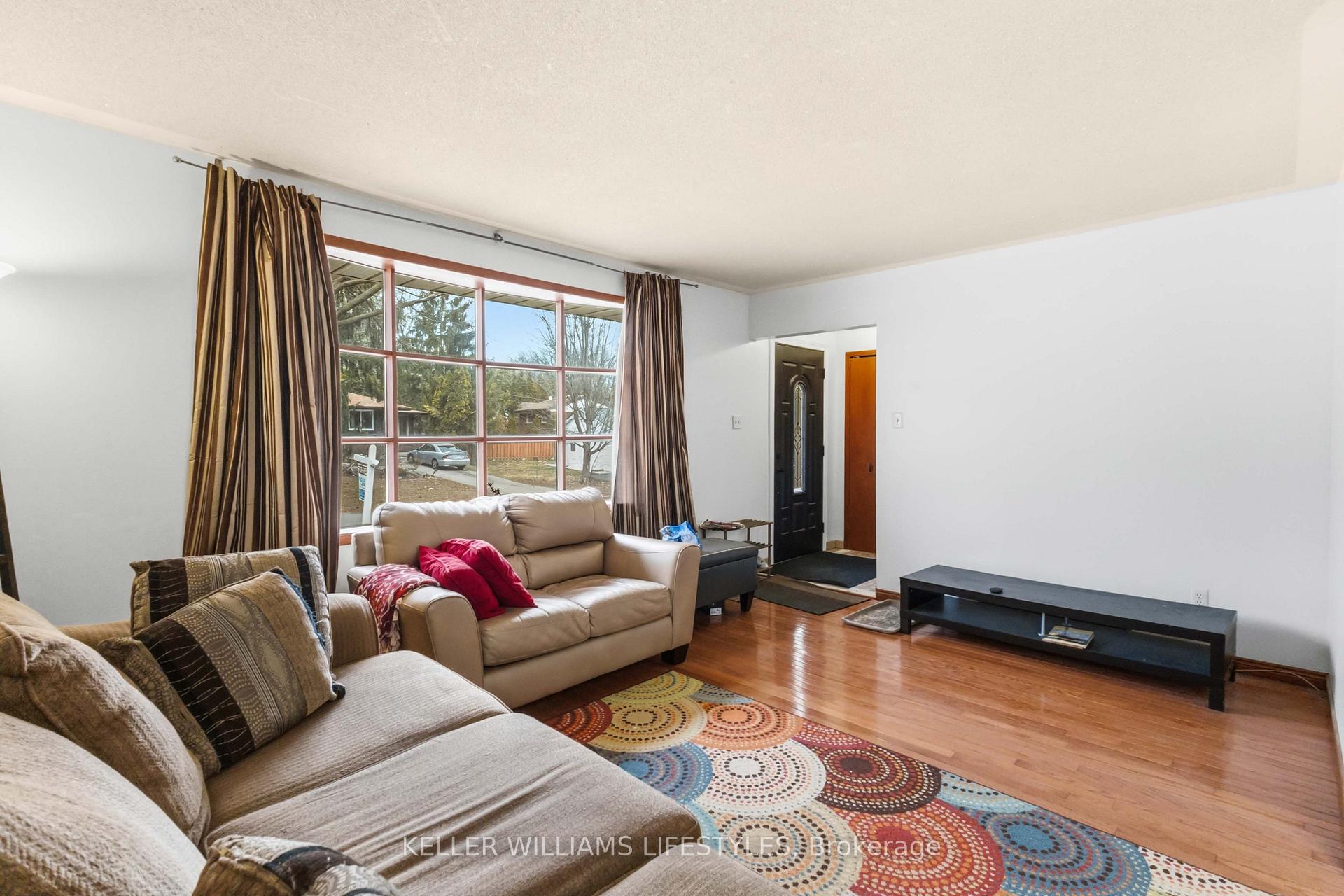 Photo 8 of 156 Paperbirch Crescent, London, North K — HOMEH