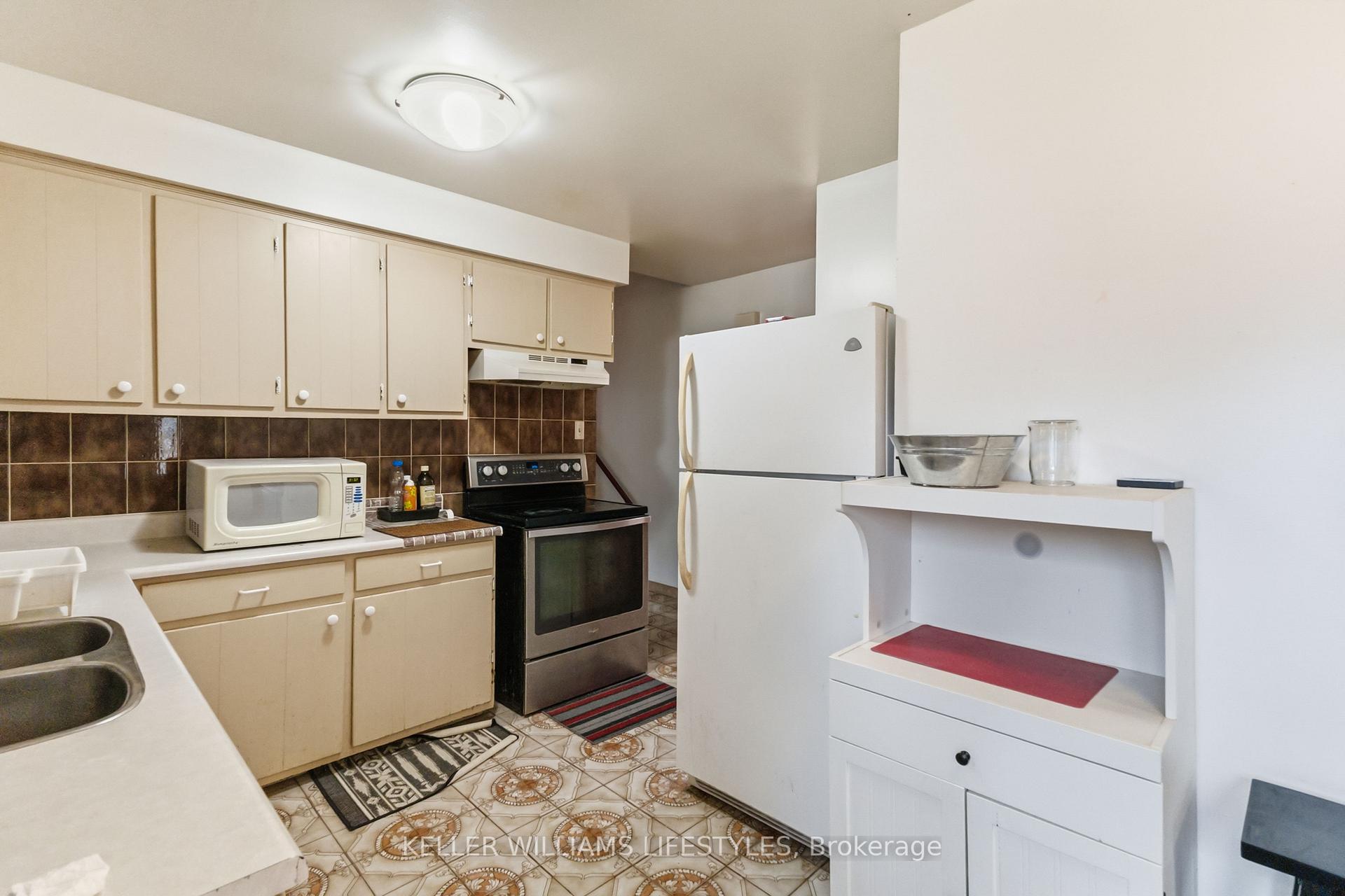 Photo 11 of 156 Paperbirch Crescent, London, North K — HOMEH