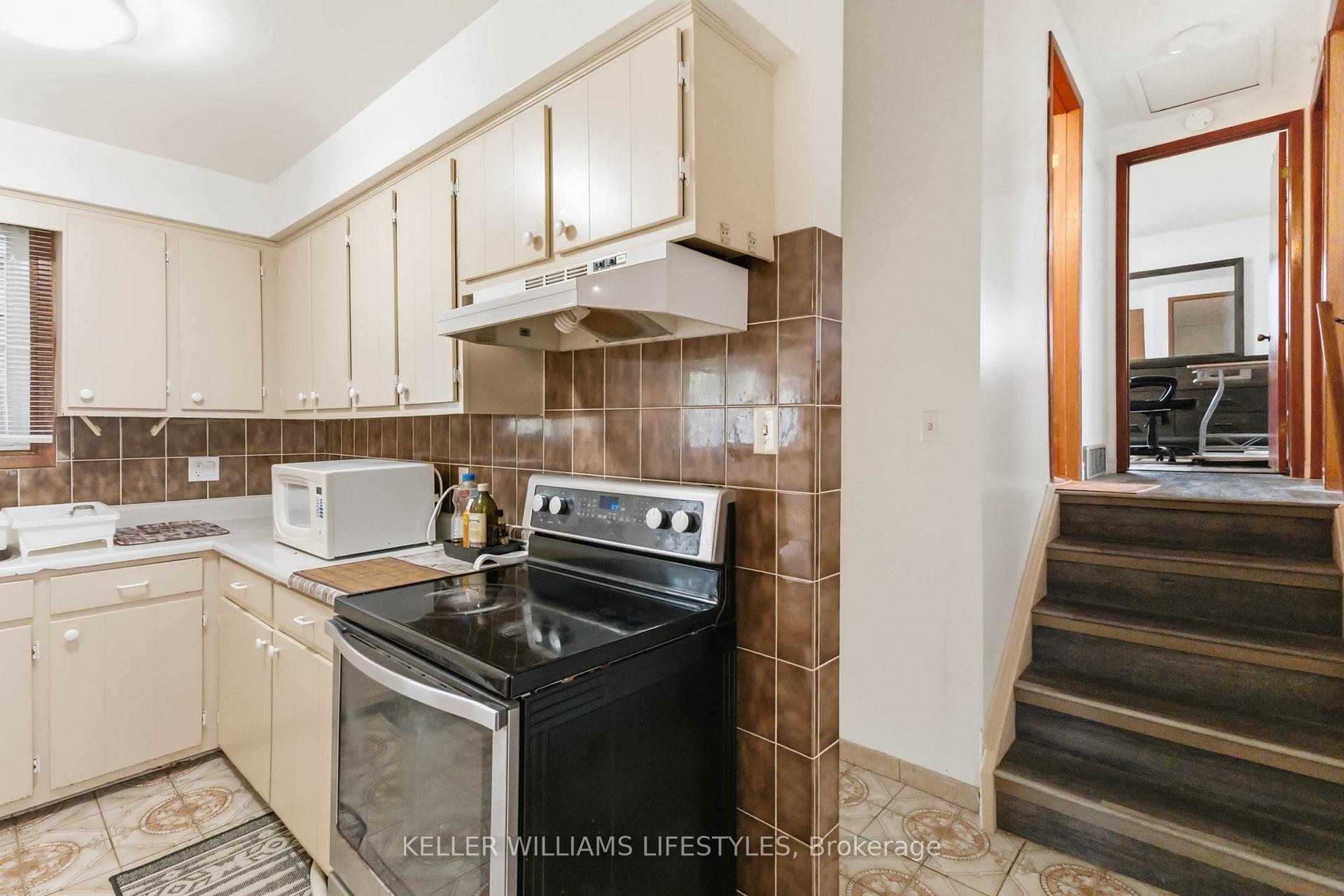 Photo 12 of 156 Paperbirch Crescent, London, North K — HOMEH