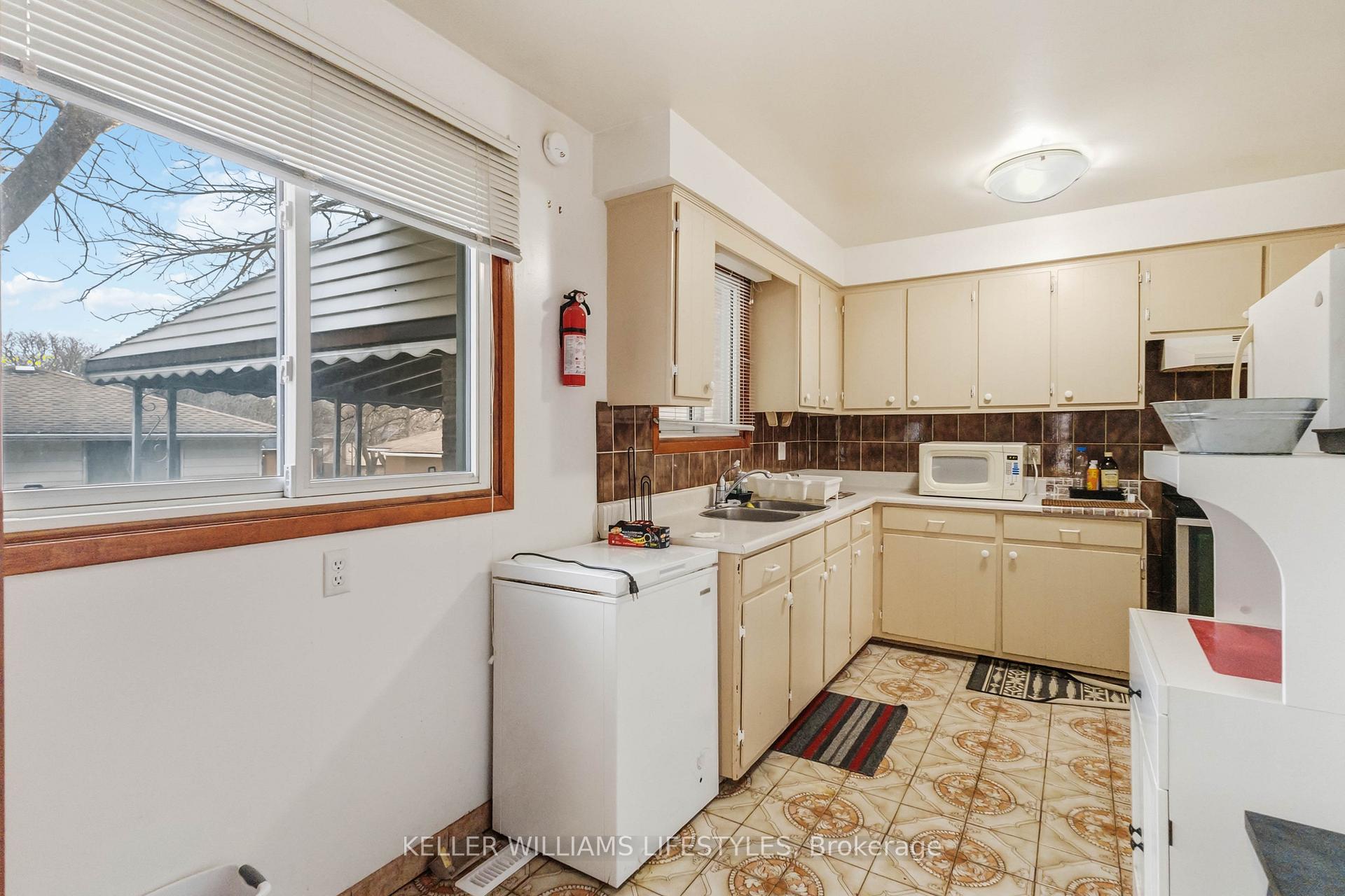 Photo 13 of 156 Paperbirch Crescent, London, North K — HOMEH