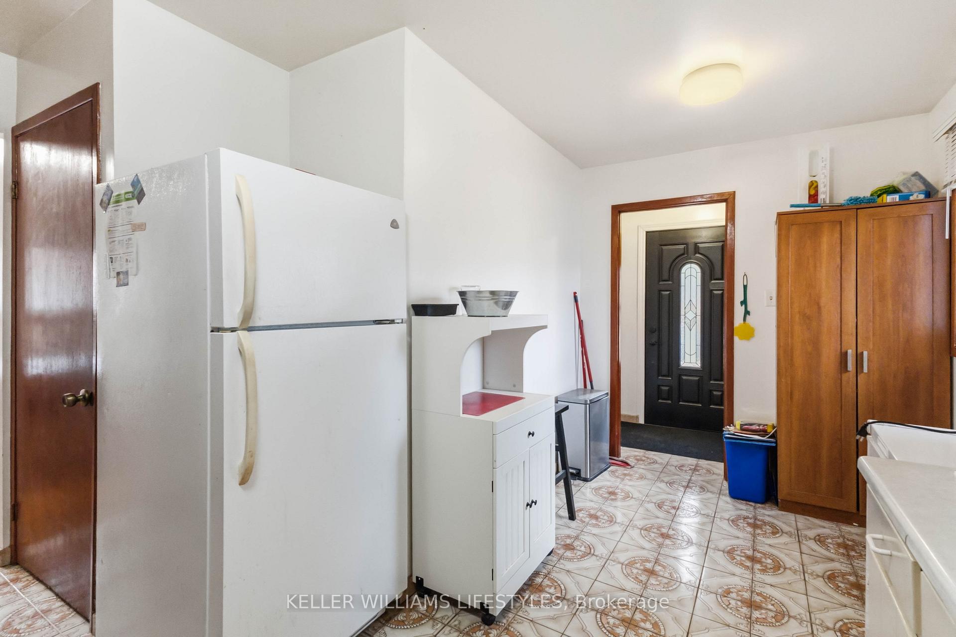 Photo 14 of 156 Paperbirch Crescent, London, North K — HOMEH