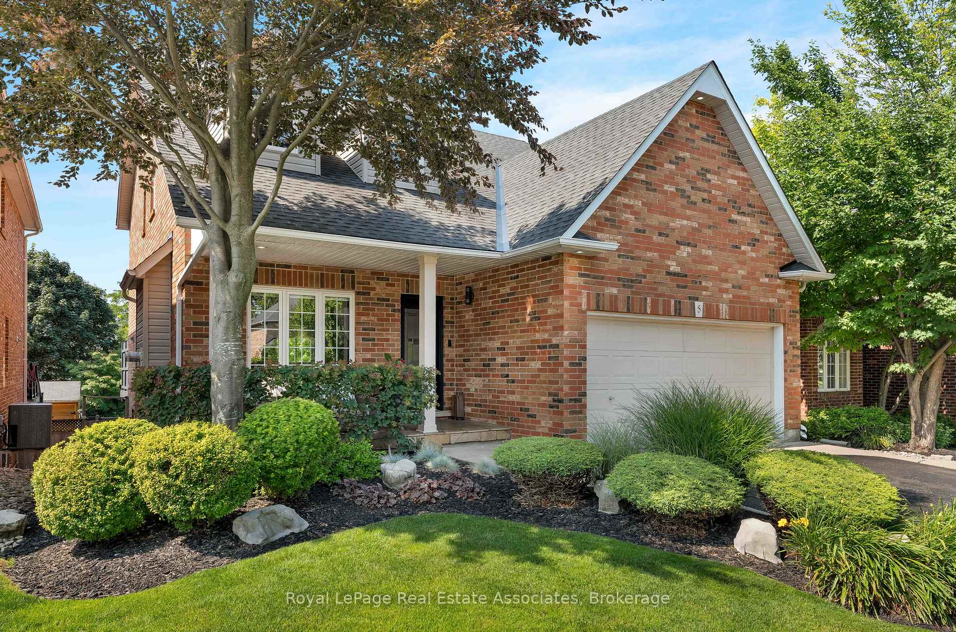 Photo 2 of 5 Volterra Court, Hamilton, Waterdown — HOMEH