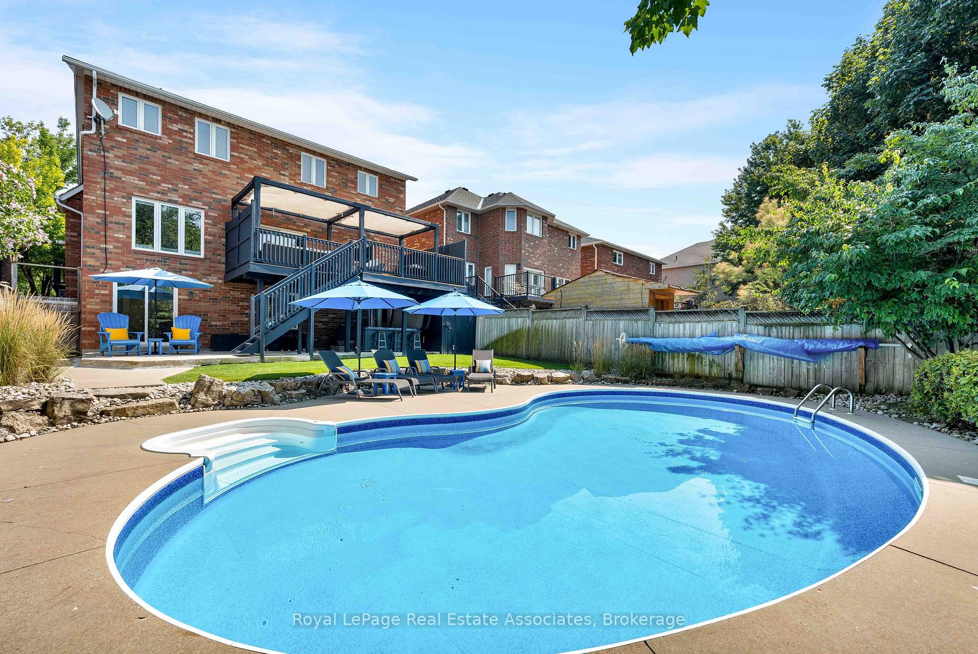 Photo 3 of 5 Volterra Court, Hamilton, Waterdown — HOMEH