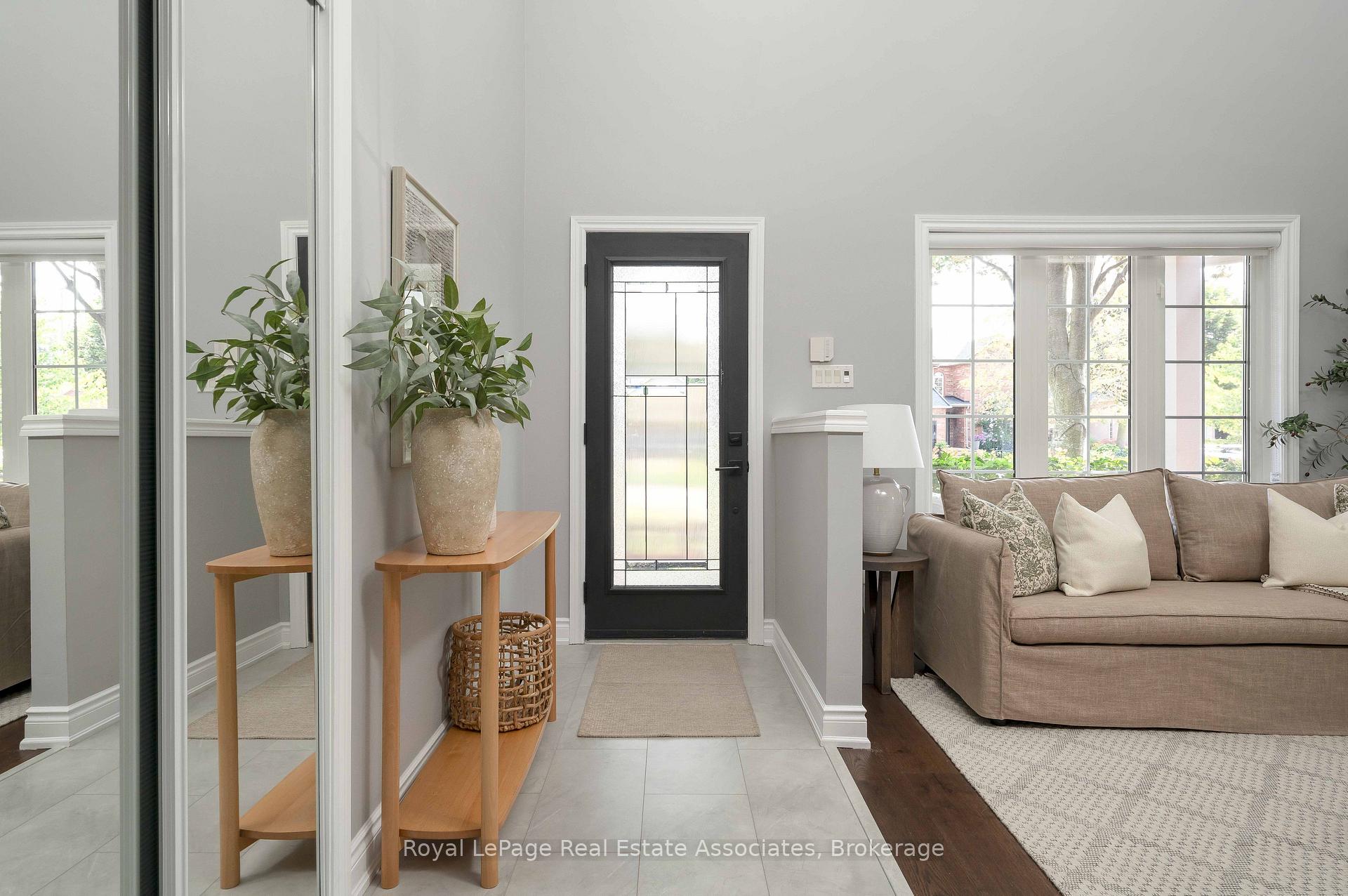 Photo 4 of 5 Volterra Court, Hamilton, Waterdown — HOMEH
