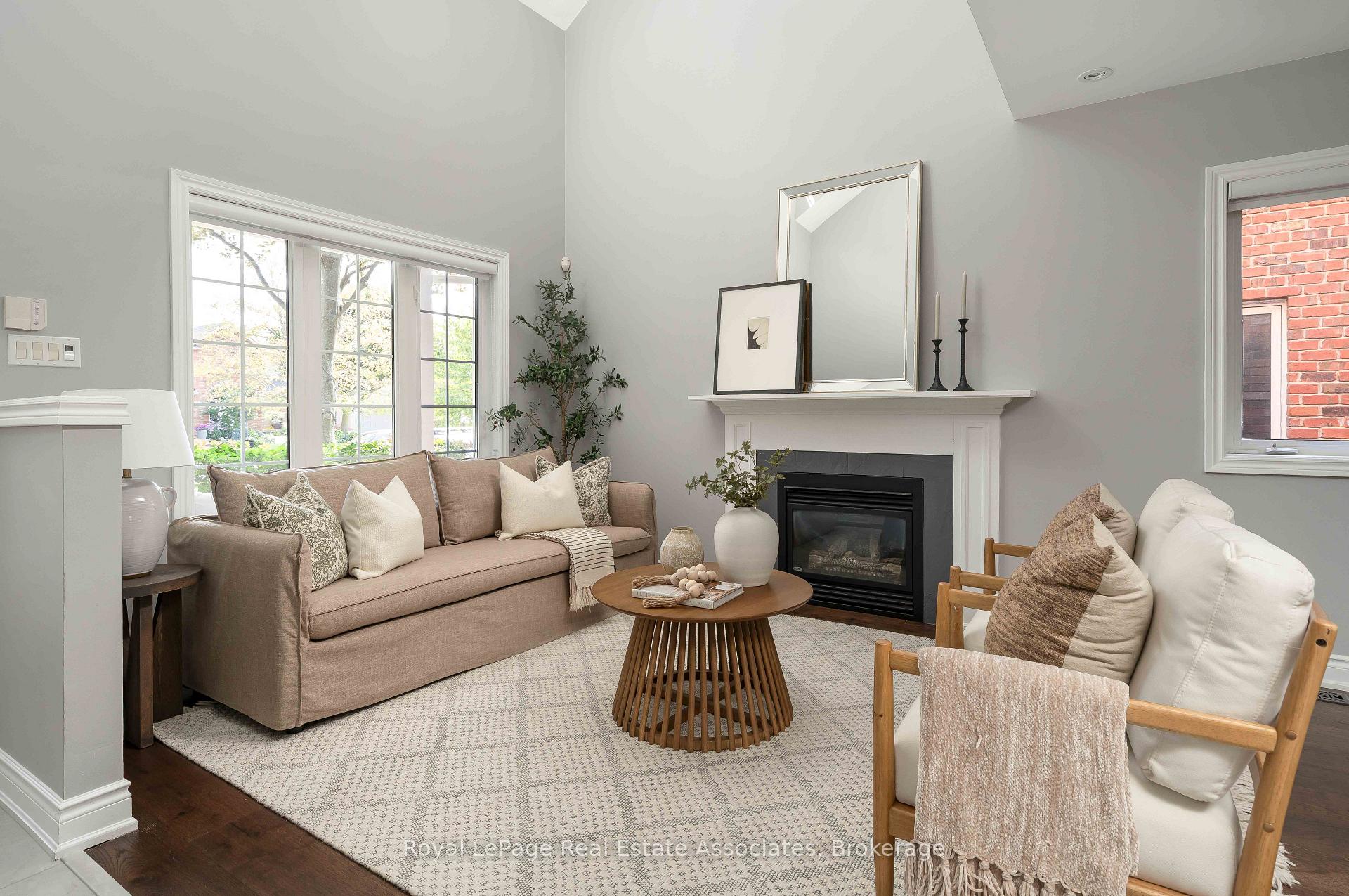 Photo 5 of 5 Volterra Court, Hamilton, Waterdown — HOMEH