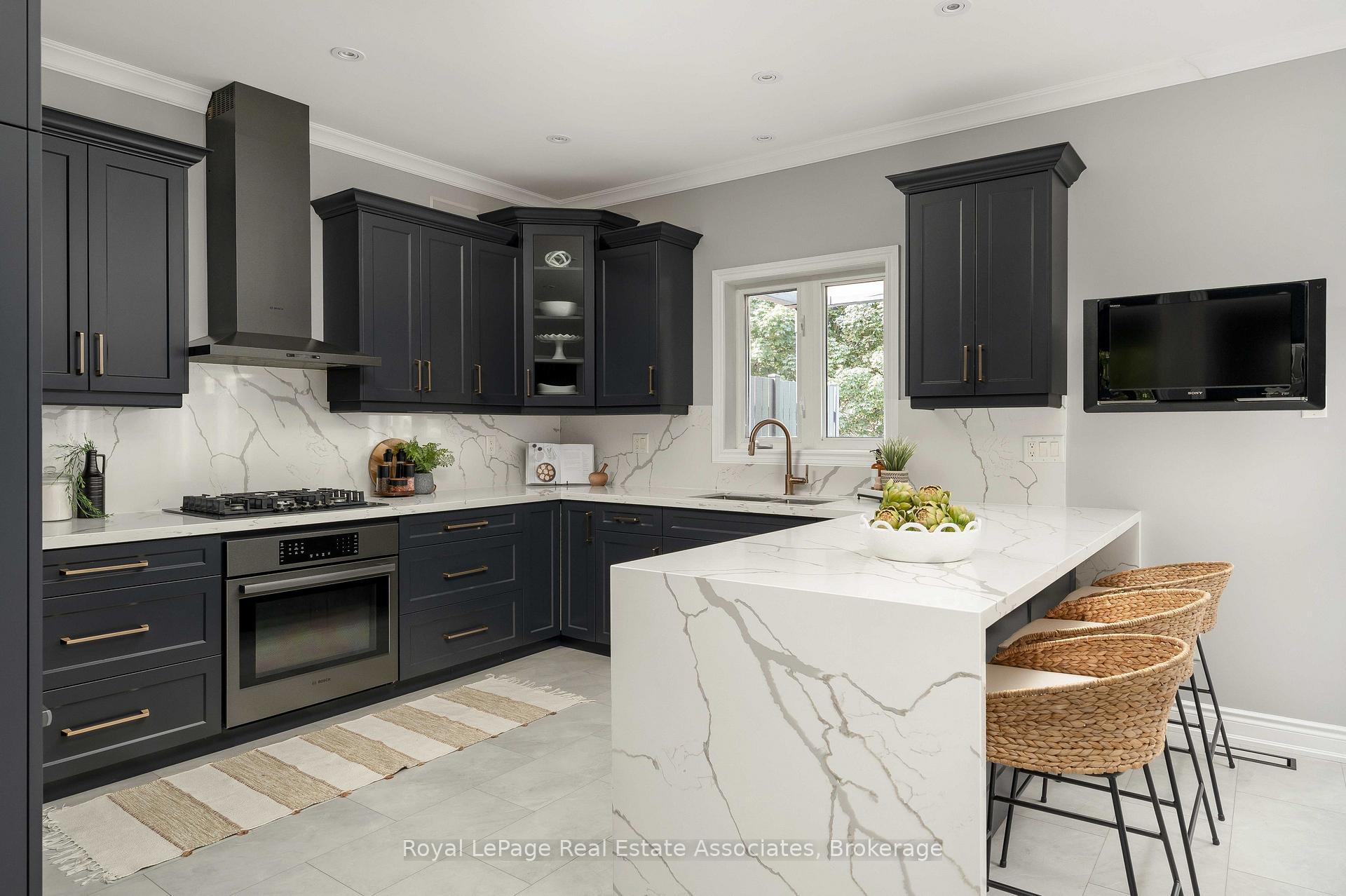 Photo 10 of 5 Volterra Court, Hamilton, Waterdown — HOMEH