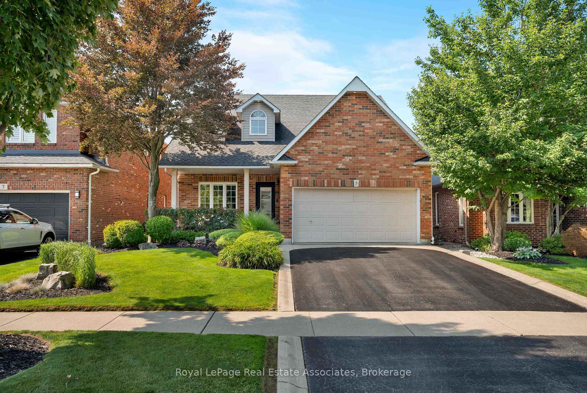 Photo 1 of 5 Volterra Court, Hamilton, Waterdown — HOMEH