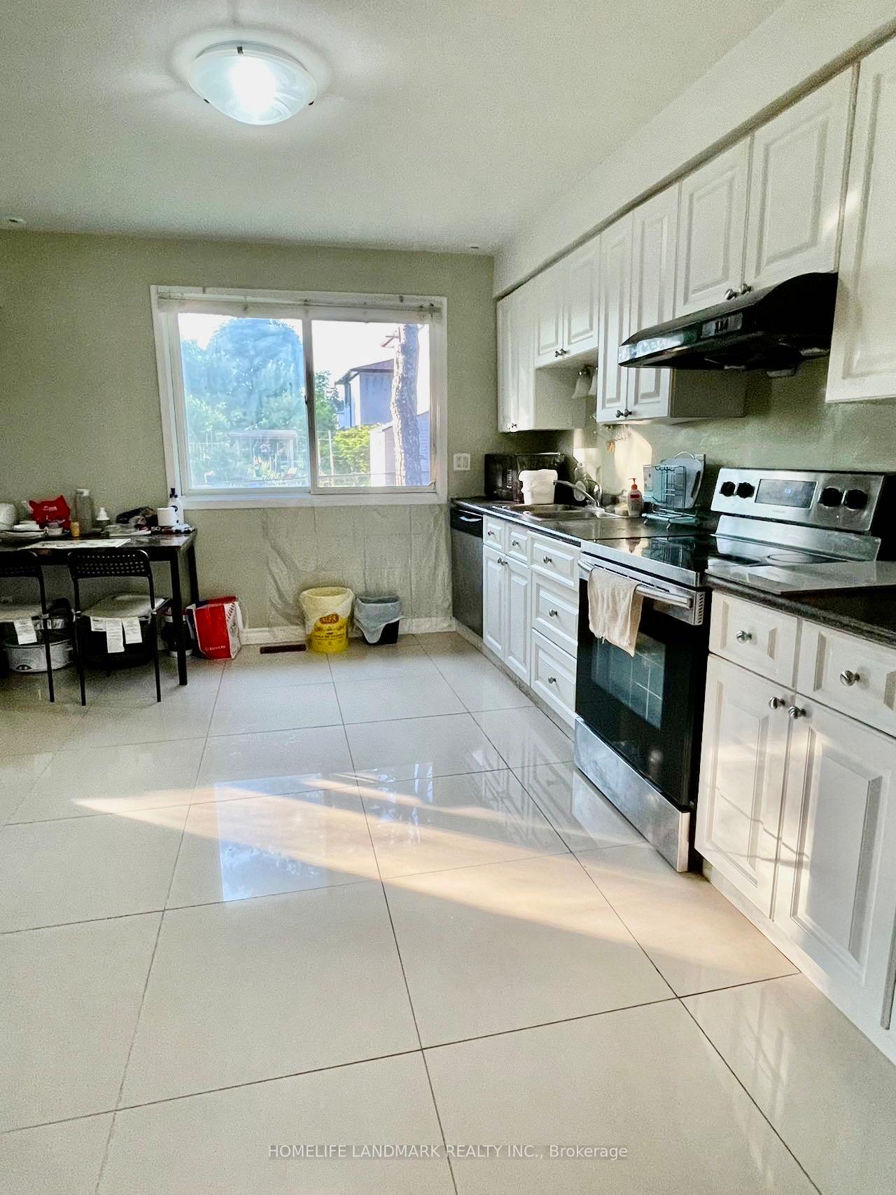Photo 3 of 105 Rainier Square, Scarborough, L'Amoreaux — HOMEH