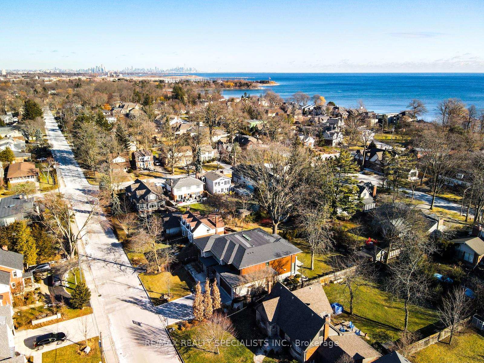 Photo 5 of 6 Brant Avenue, Mississauga, Port Credit — HOMEH