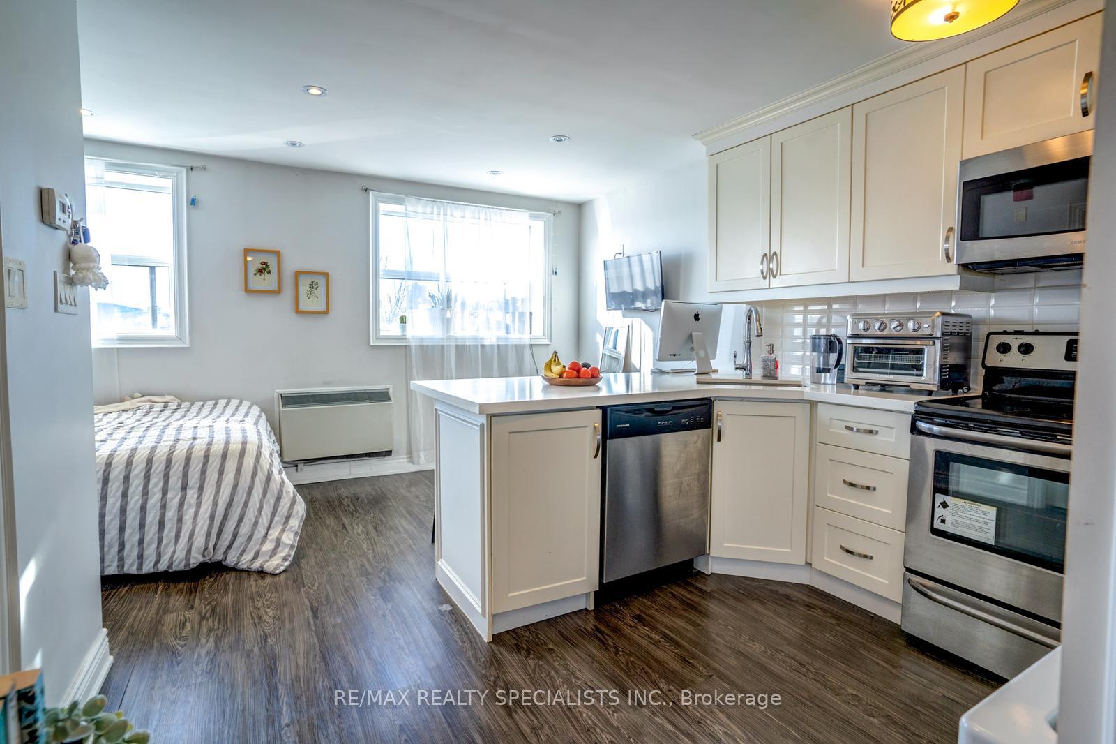 Photo 11 of 6 Brant Avenue, Mississauga, Port Credit — HOMEH