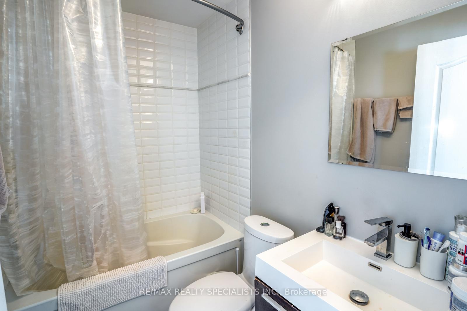 Photo 15 of 6 Brant Avenue, Mississauga, Port Credit — HOMEH
