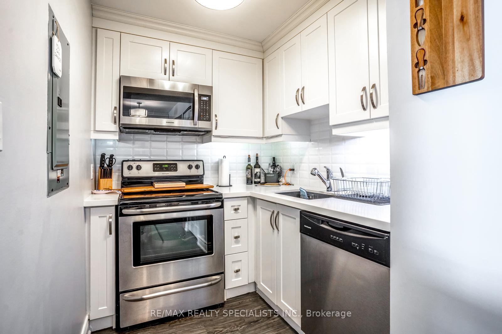 Photo 21 of 6 Brant Avenue, Mississauga, Port Credit — HOMEH