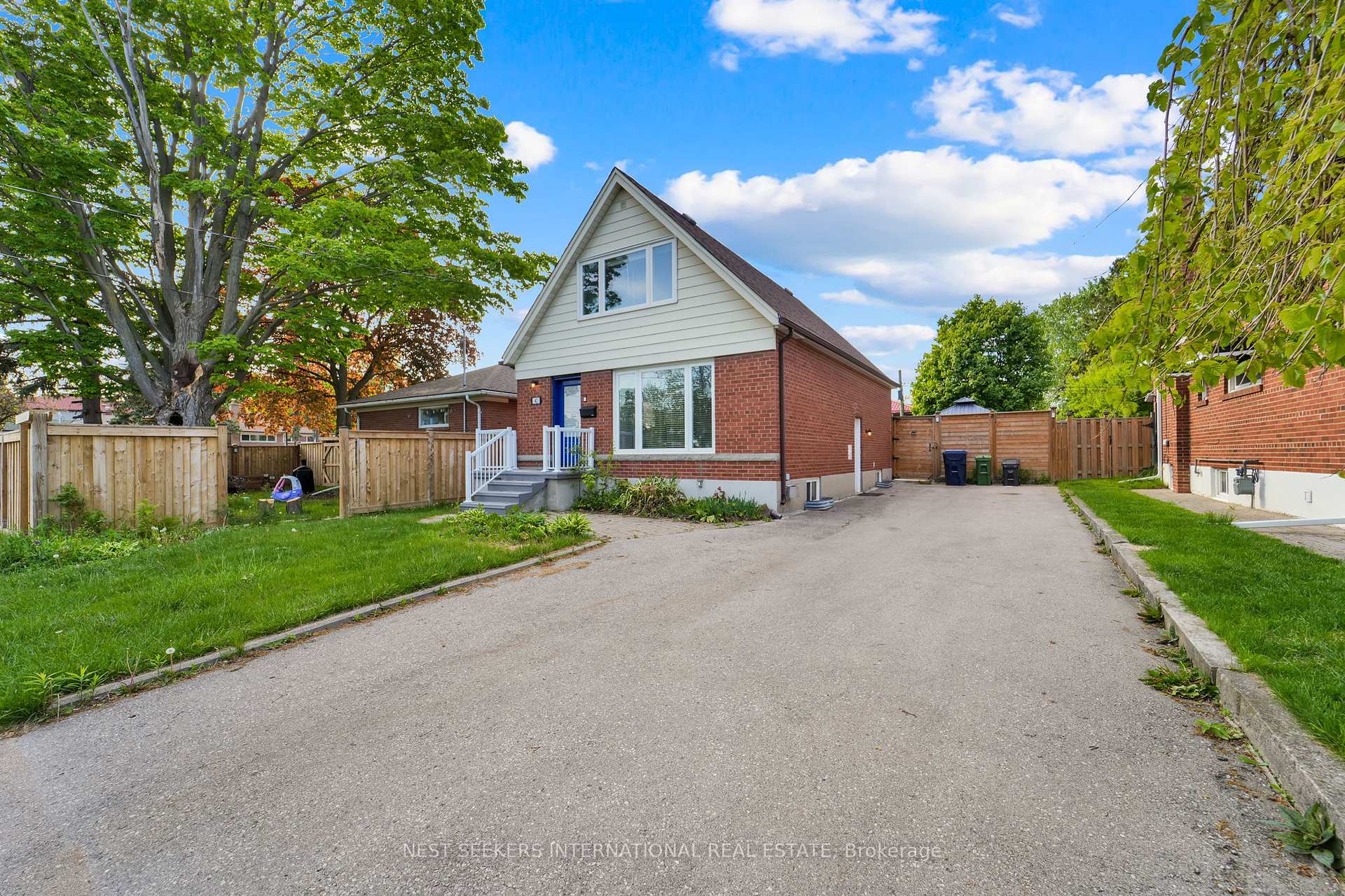 Photo 3 of 42 Fordwich Crescent, Etobicoke, Rexdale-Kipling — HOMEH