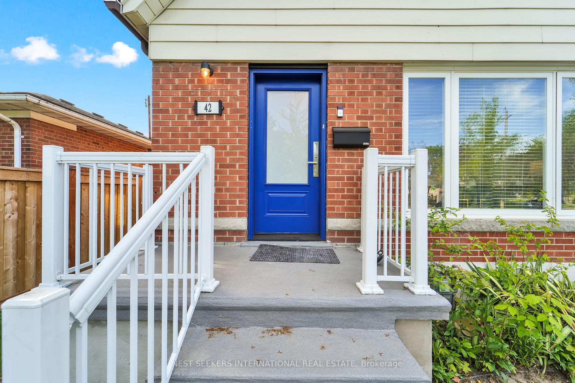 Photo 4 of 42 Fordwich Crescent, Etobicoke, Rexdale-Kipling — HOMEH
