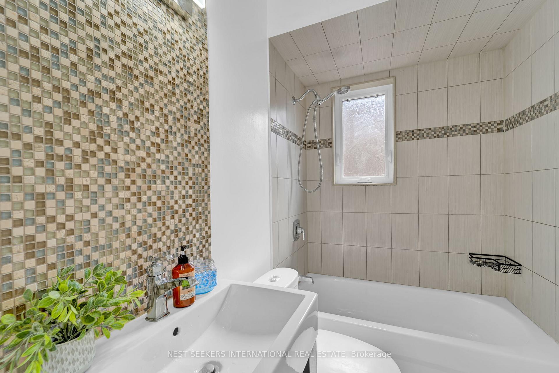 Photo 27 of 42 Fordwich Crescent, Etobicoke, Rexdale-Kipling — HOMEH