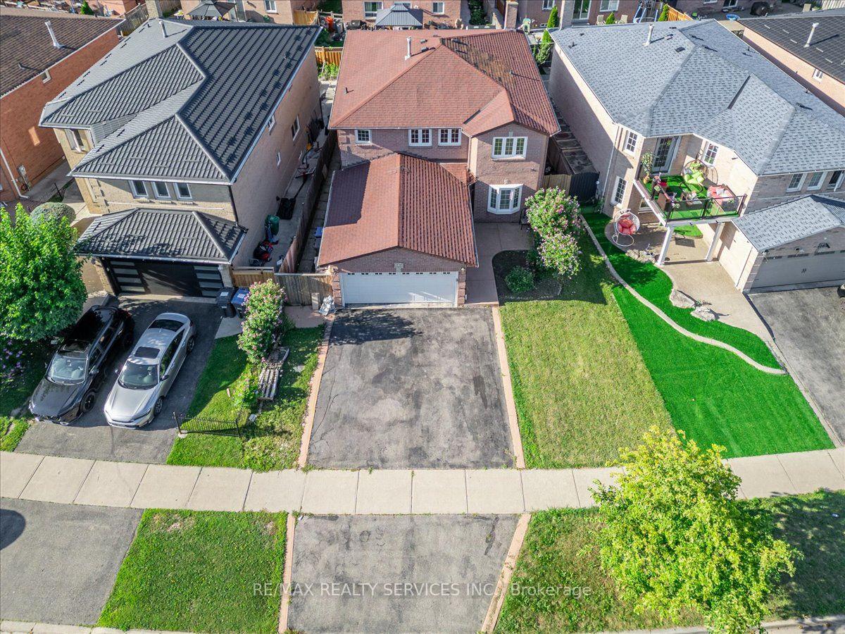 Photo 2 of 162 Major William Sharpe Drive, Brampton, Northwood Park — HOMEH