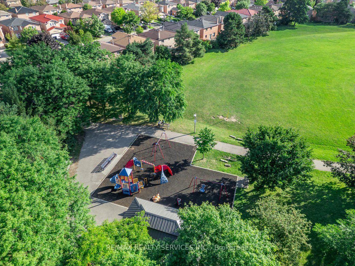Photo 6 of 162 Major William Sharpe Drive, Brampton, Northwood Park — HOMEH