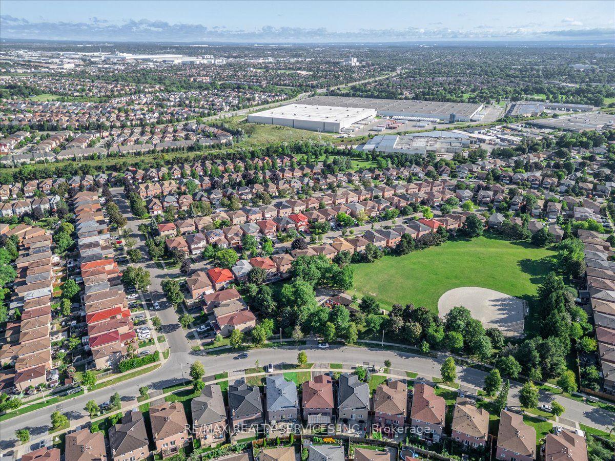Photo 42 of 162 Major William Sharpe Drive, Brampton, Northwood Park — HOMEH