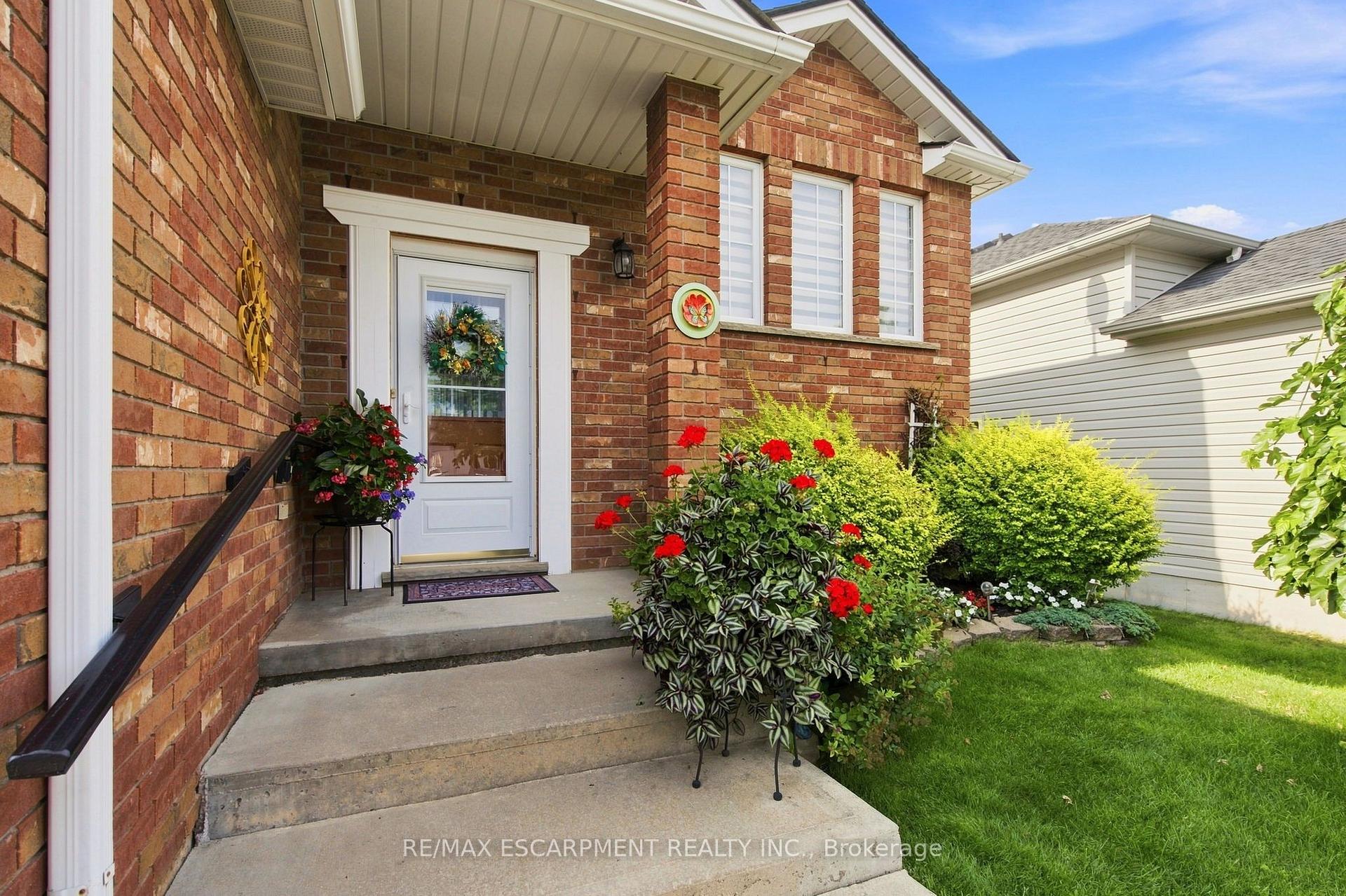 Photo 3 of 32 Brewster Way, Brantford, West Brant — HOMEH