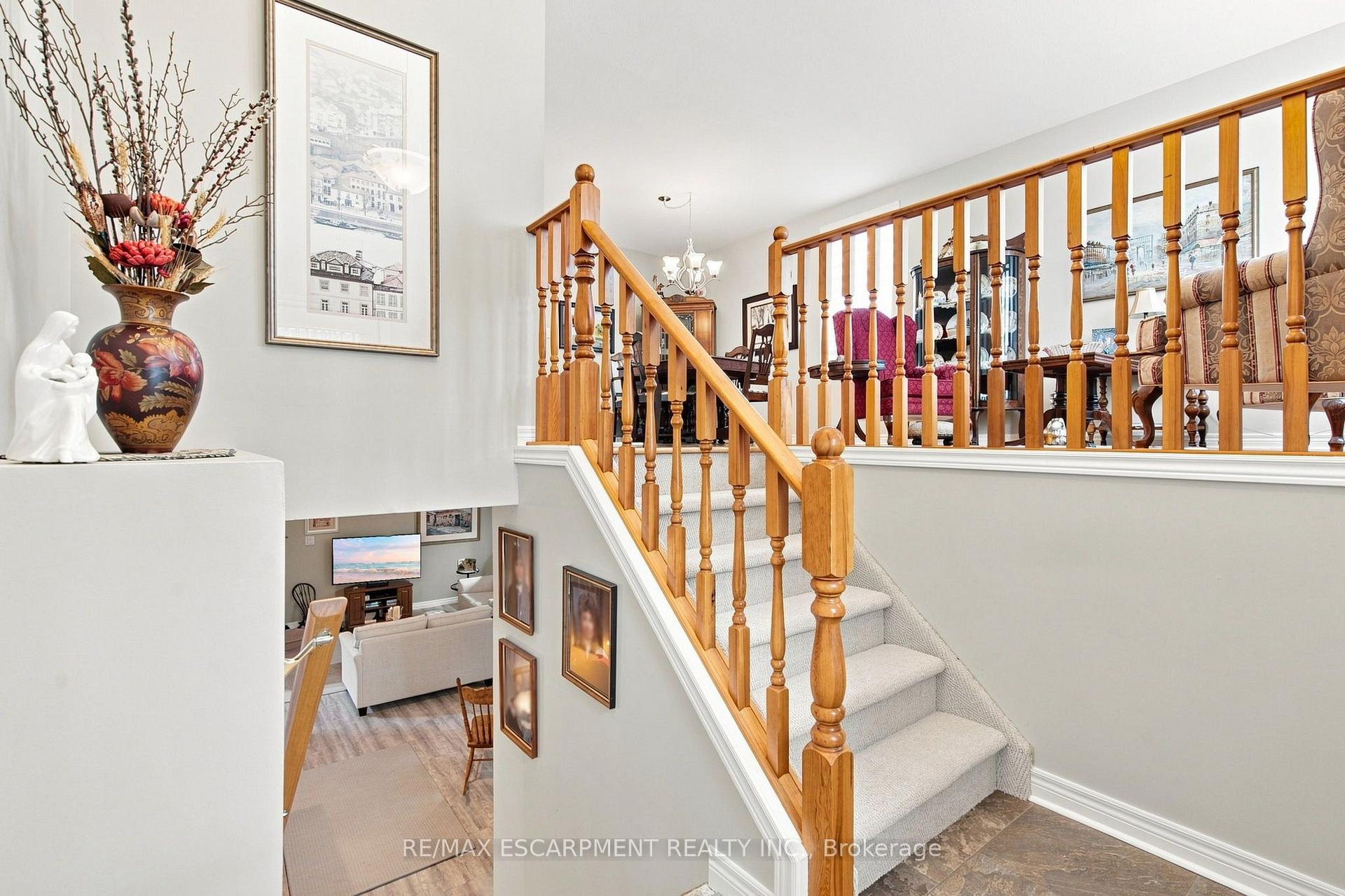 Photo 4 of 32 Brewster Way, Brantford, West Brant — HOMEH