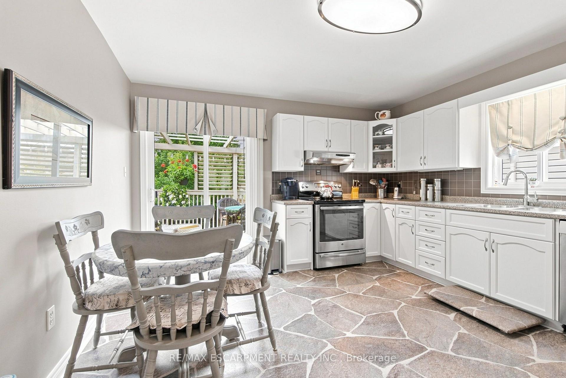 Photo 9 of 32 Brewster Way, Brantford, West Brant — HOMEH