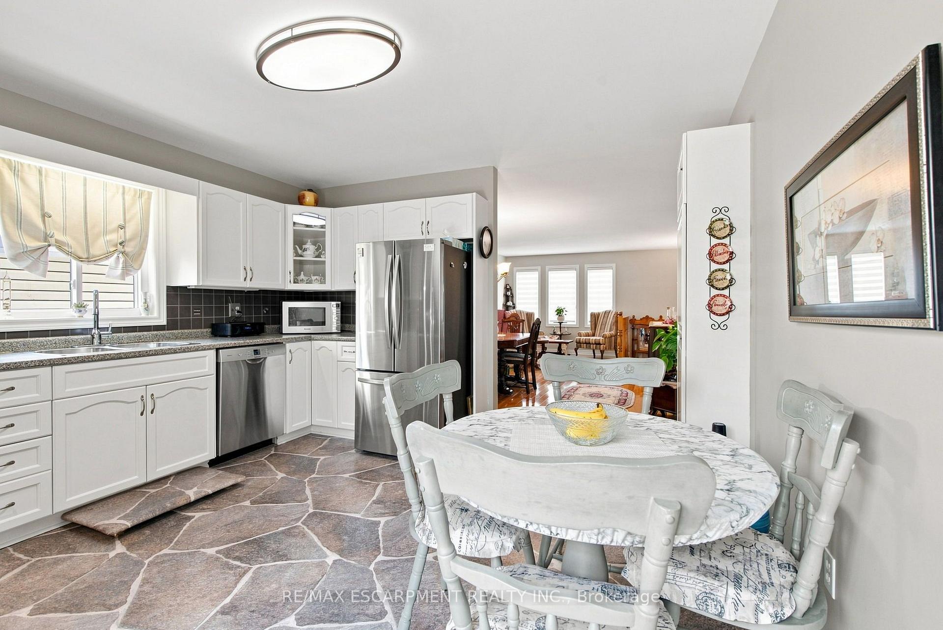 Photo 10 of 32 Brewster Way, Brantford, West Brant — HOMEH