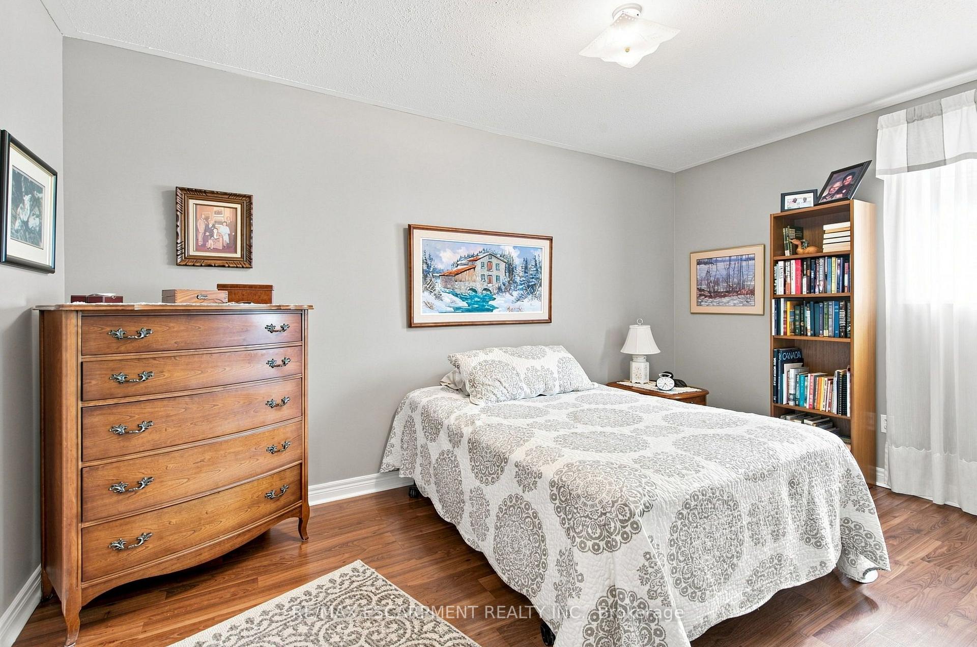 Photo 11 of 32 Brewster Way, Brantford, West Brant — HOMEH