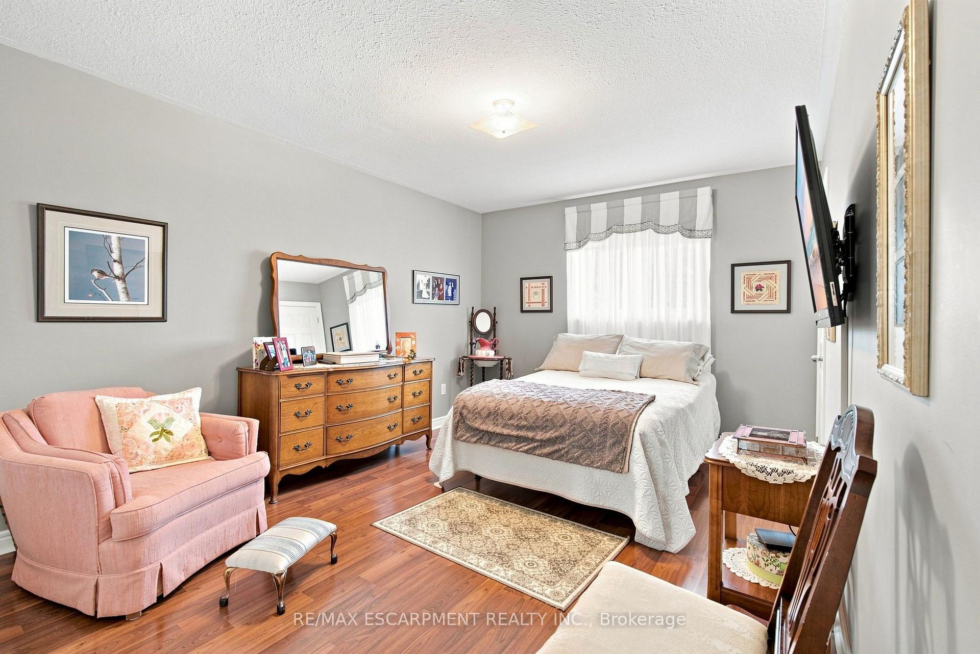 Photo 12 of 32 Brewster Way, Brantford, West Brant — HOMEH