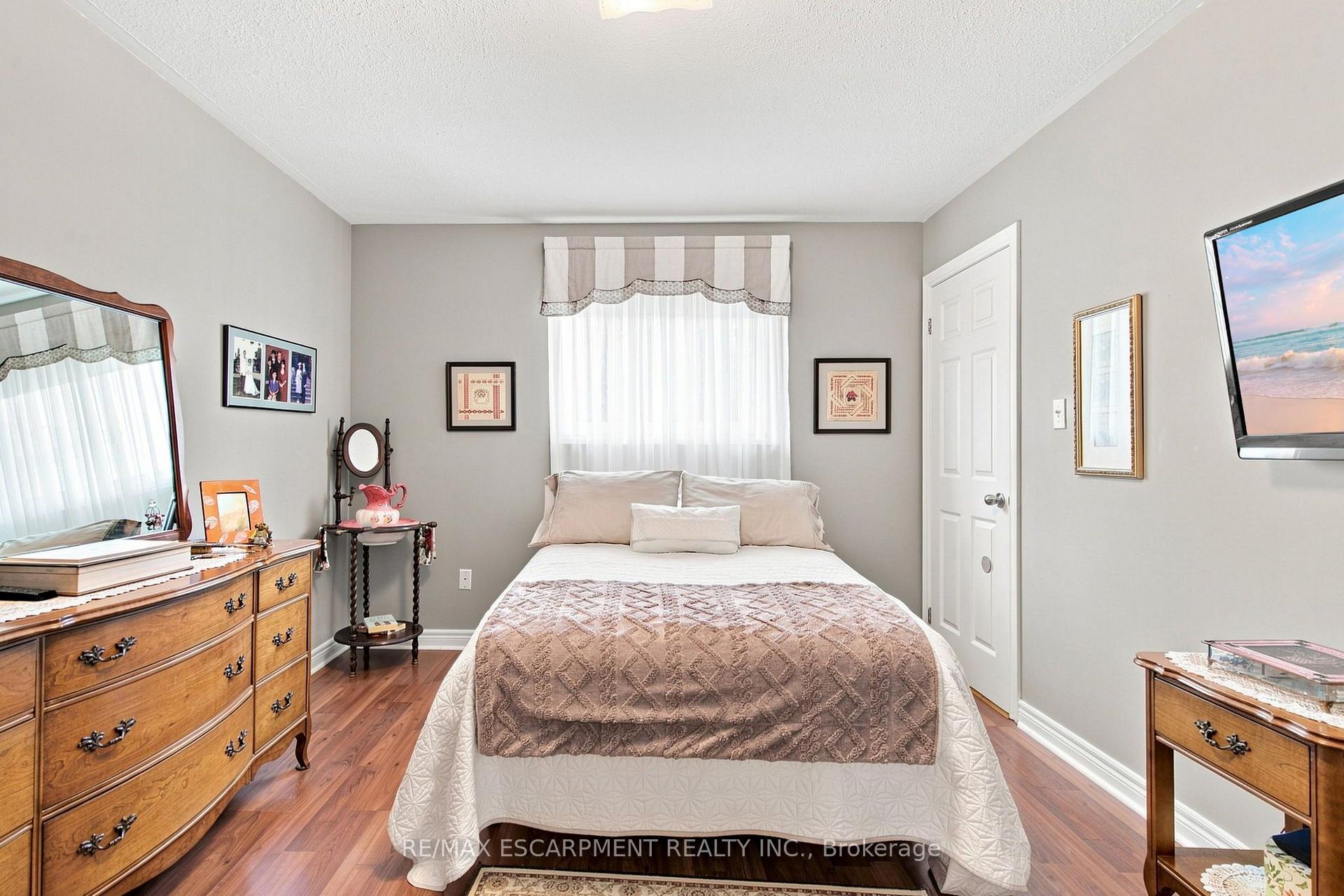 Photo 13 of 32 Brewster Way, Brantford, West Brant — HOMEH