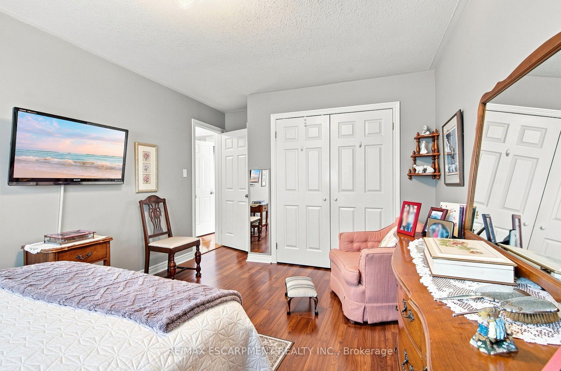 Photo 14 of 32 Brewster Way, Brantford, West Brant — HOMEH