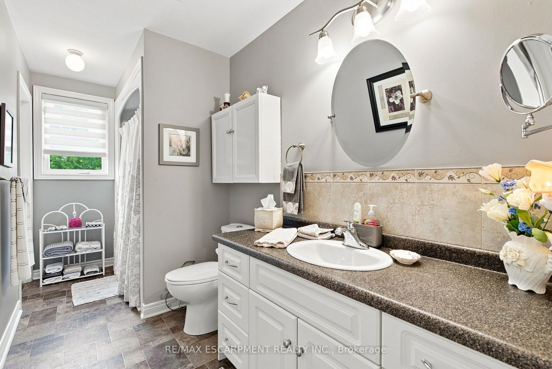 Photo 15 of 32 Brewster Way, Brantford, West Brant — HOMEH