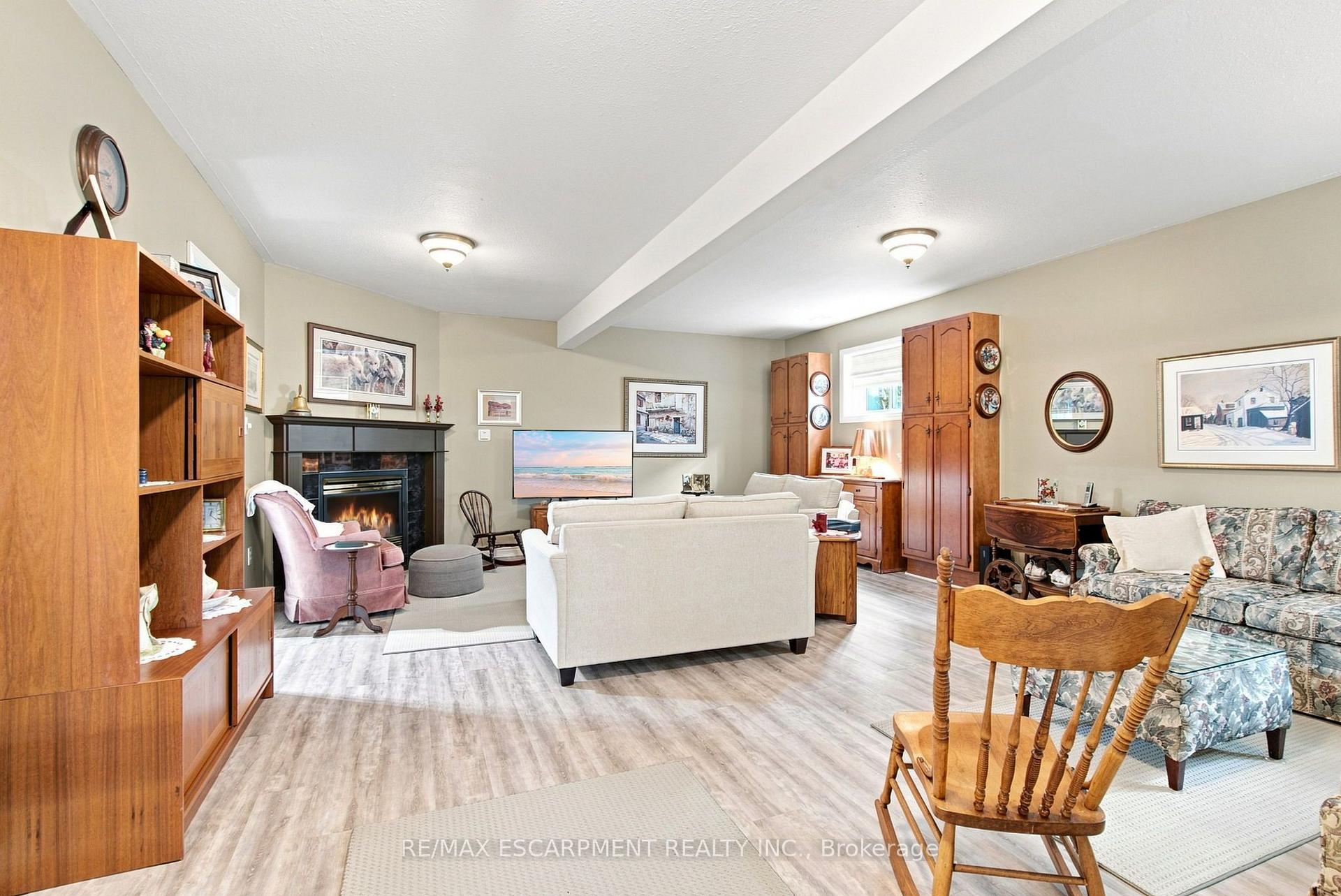 Photo 16 of 32 Brewster Way, Brantford, West Brant — HOMEH