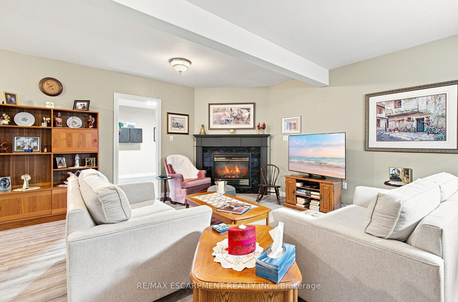 Photo 18 of 32 Brewster Way, Brantford, West Brant — HOMEH