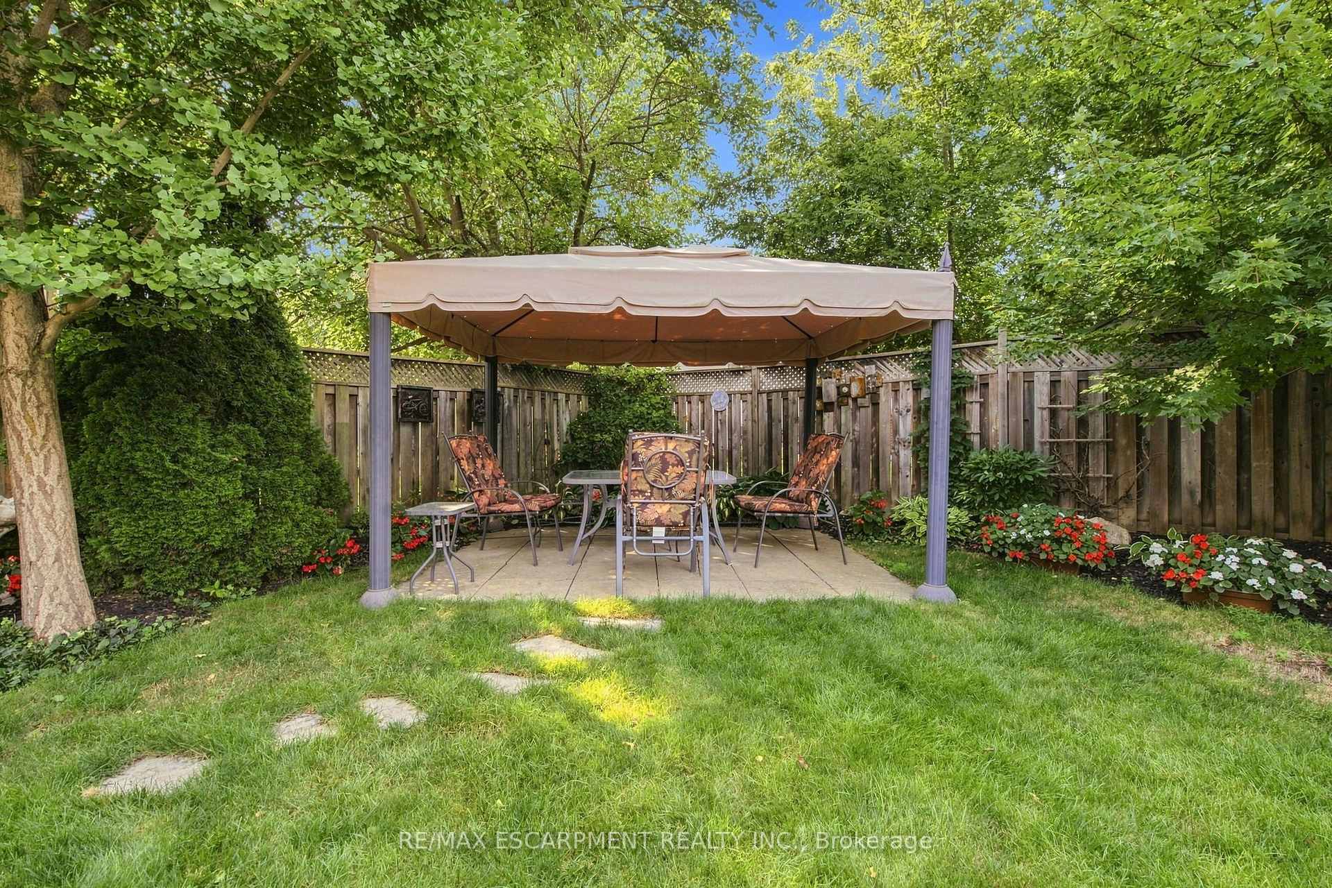 Photo 25 of 32 Brewster Way, Brantford, West Brant — HOMEH