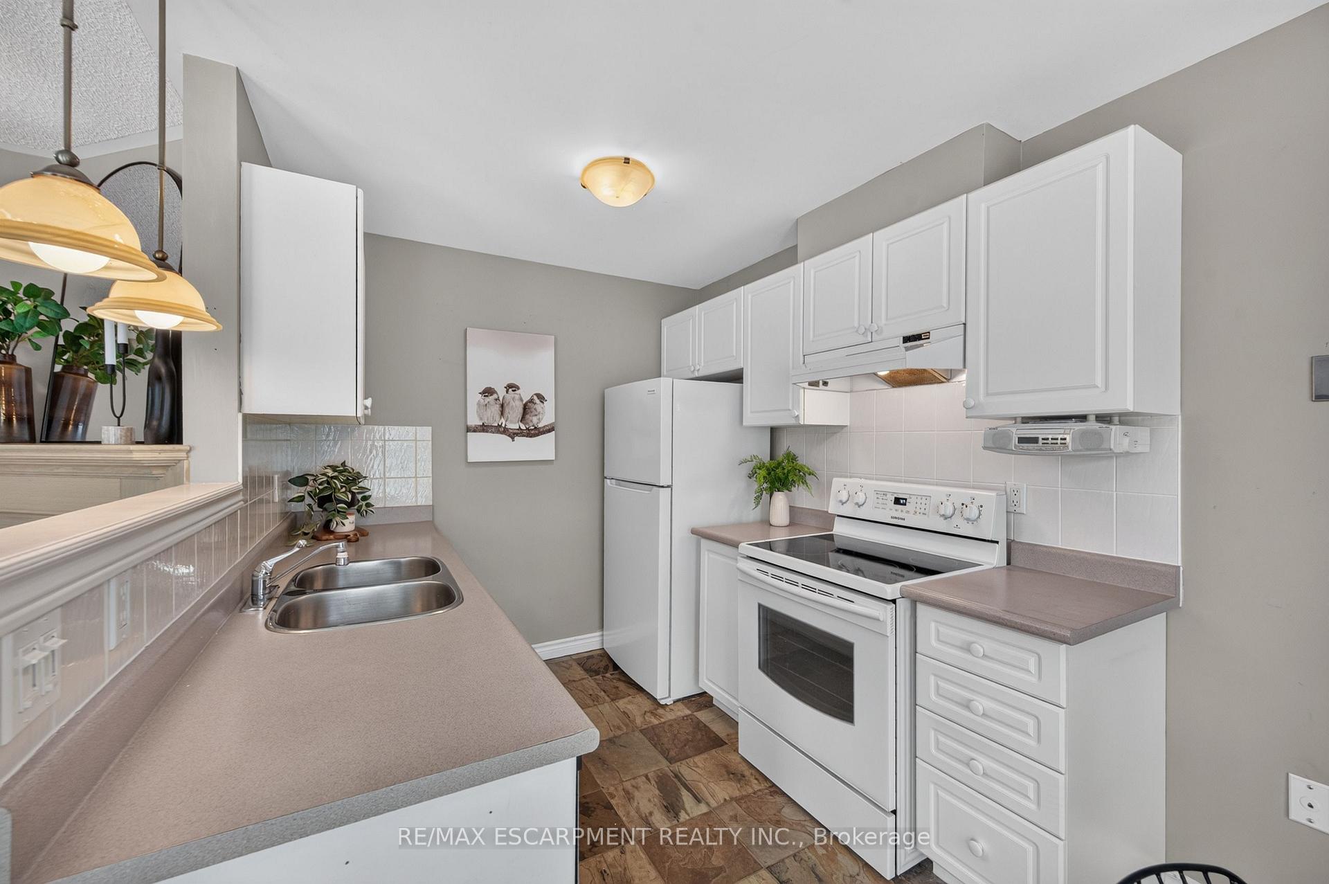 Photo 13 of Unit 9, 175 Fiddlers Green Road, Hamilton, Ancaster — HOMEH