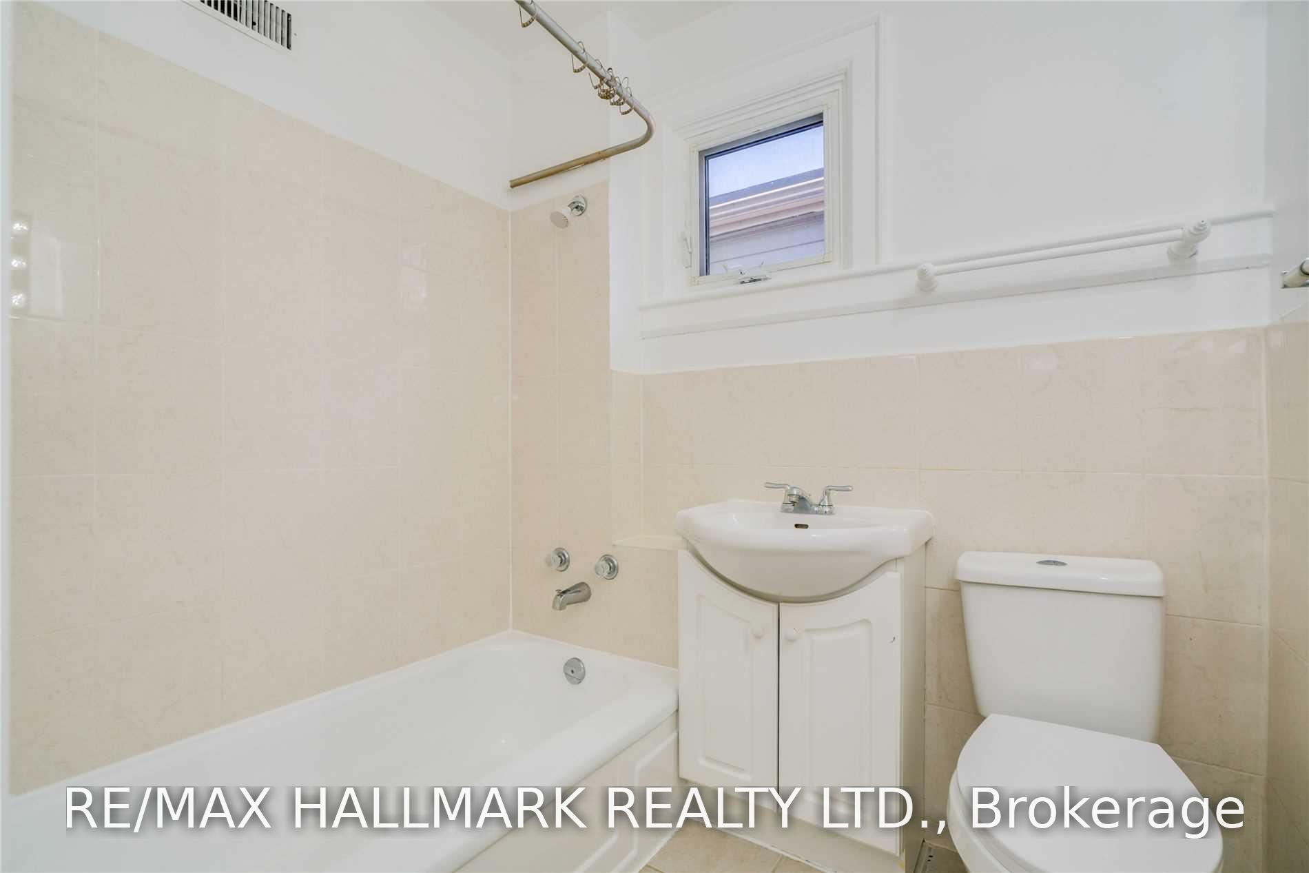 Photo 8 of Unit 2nd Fl, 1001 Kingston Road, Toronto, The Beaches — HOMEH