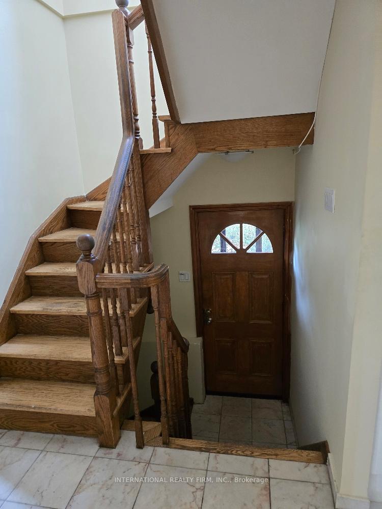 Photo 4 of 607 Coldstream Avenue, Toronto, Englemount-Lawrence — HOMEH