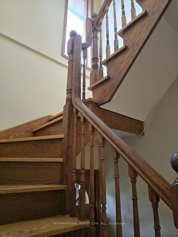 Photo 5 of 607 Coldstream Avenue, Toronto, Englemount-Lawrence — HOMEH
