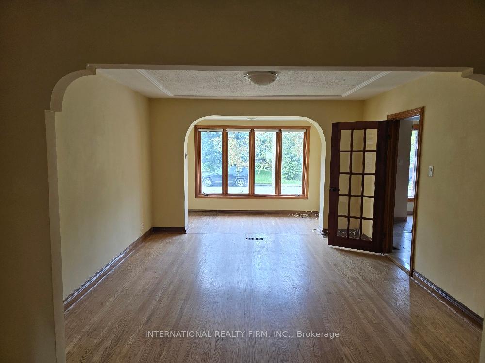 Photo 7 of 607 Coldstream Avenue, Toronto, Englemount-Lawrence — HOMEH