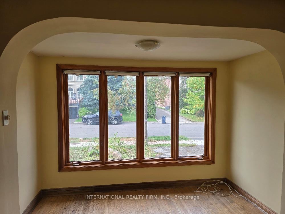 Photo 8 of 607 Coldstream Avenue, Toronto, Englemount-Lawrence — HOMEH