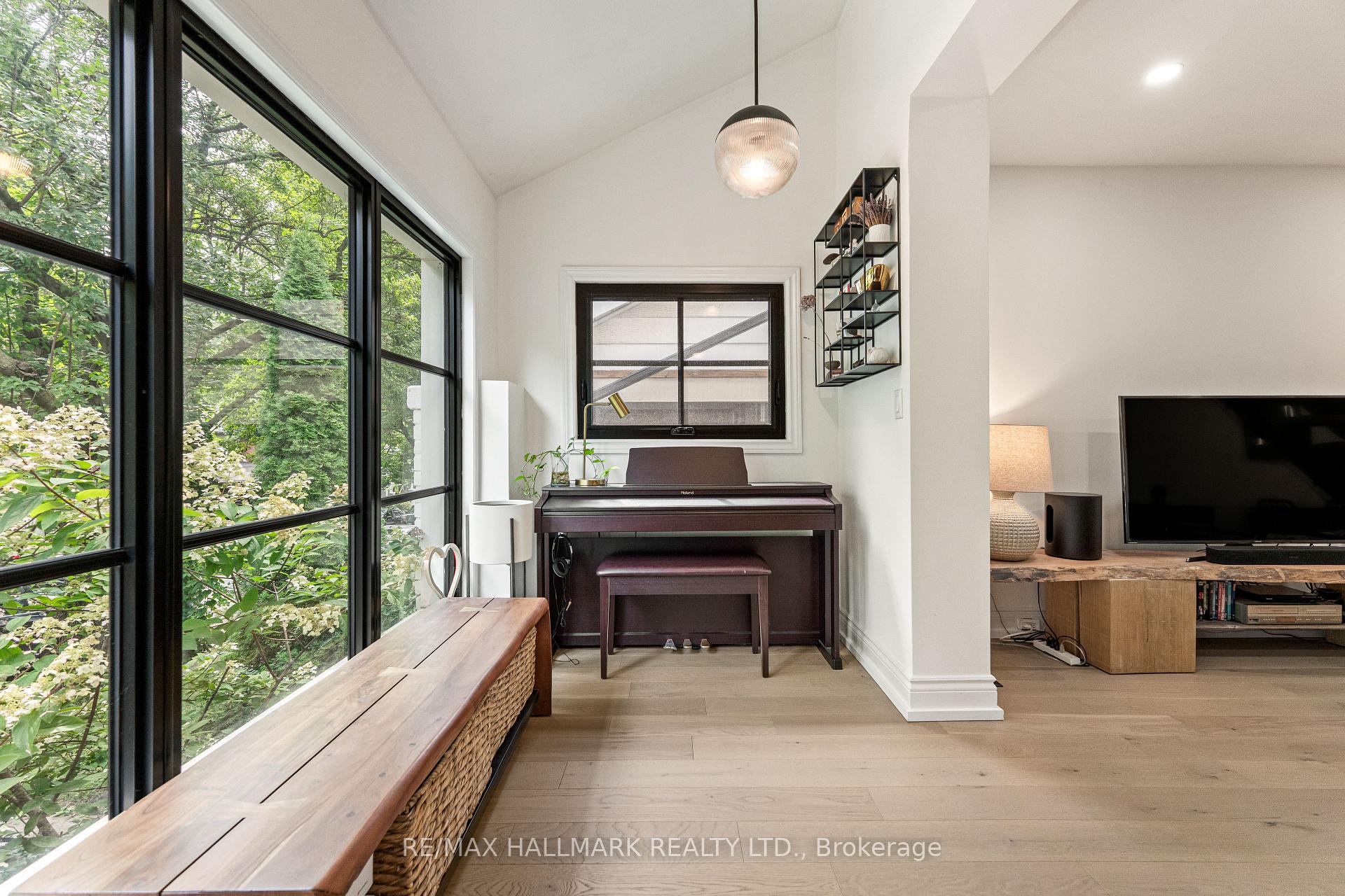 Photo 4 of 324 Kenilworth Avenue, Toronto, The Beaches — HOMEH