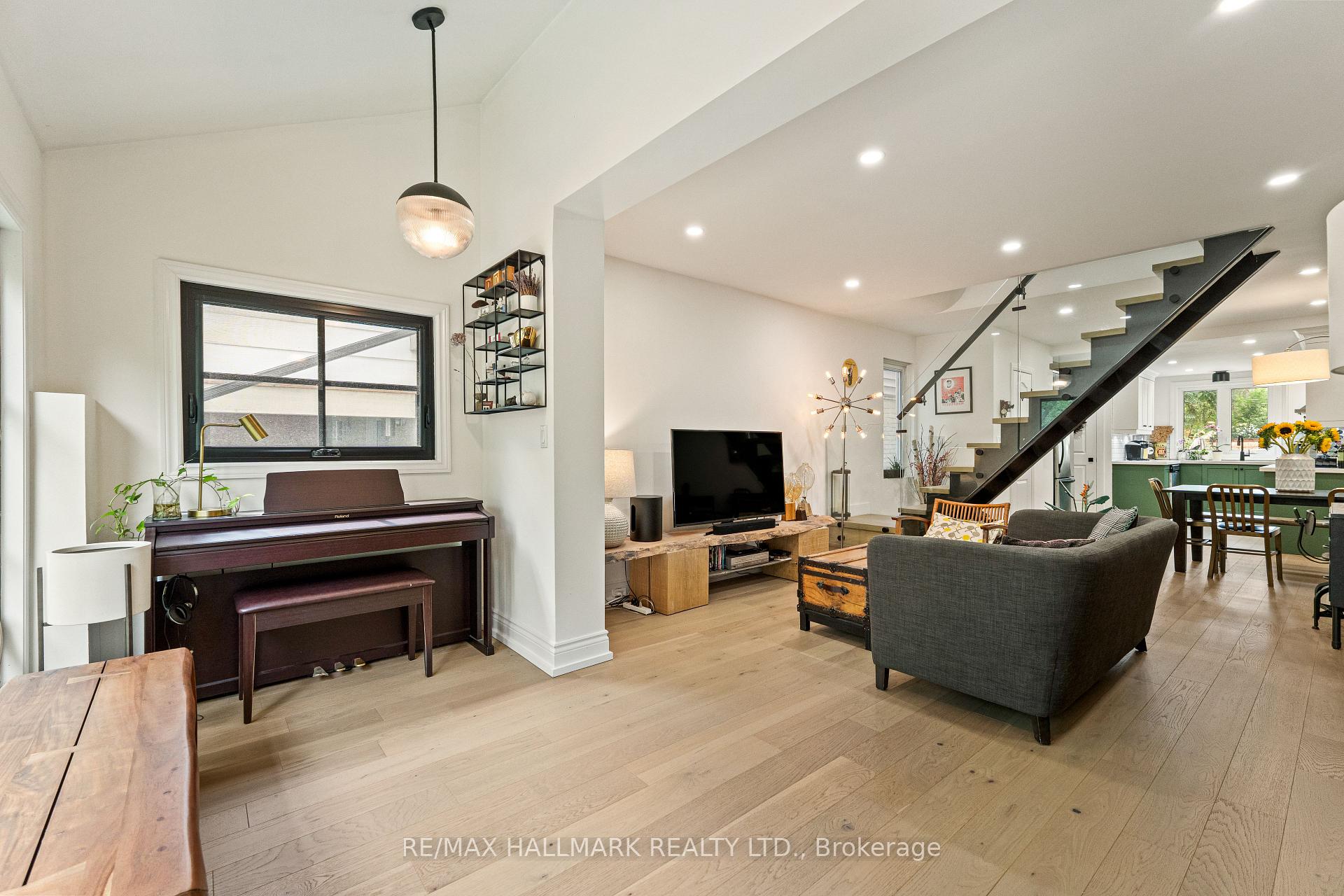 Photo 5 of 324 Kenilworth Avenue, Toronto, The Beaches — HOMEH
