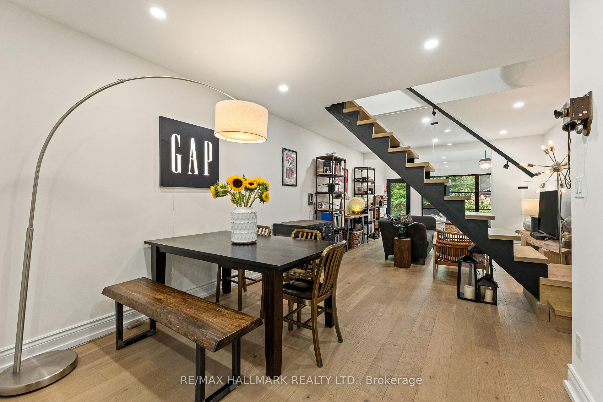 Photo 10 of 324 Kenilworth Avenue, Toronto, The Beaches — HOMEH
