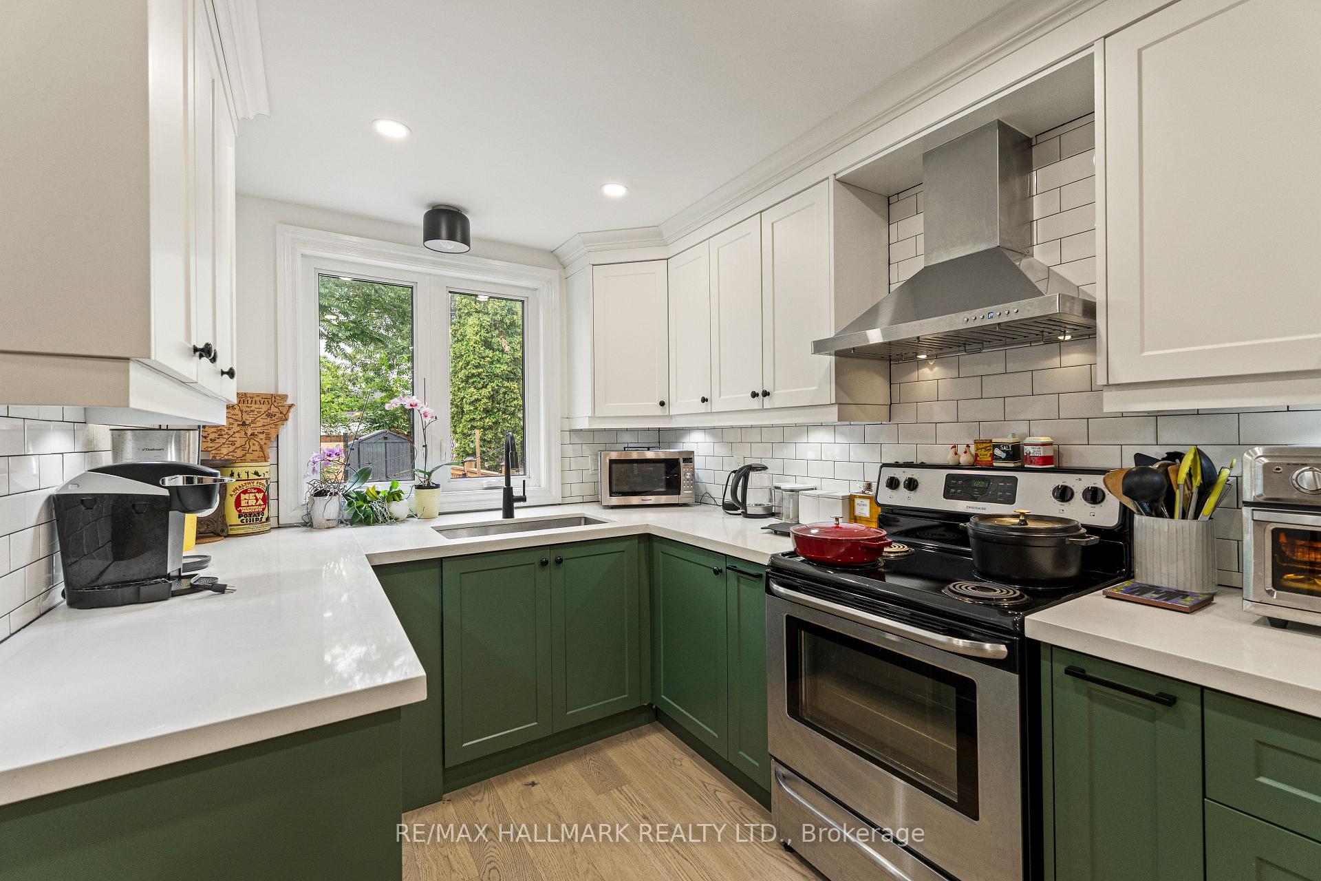 Photo 16 of 324 Kenilworth Avenue, Toronto, The Beaches — HOMEH