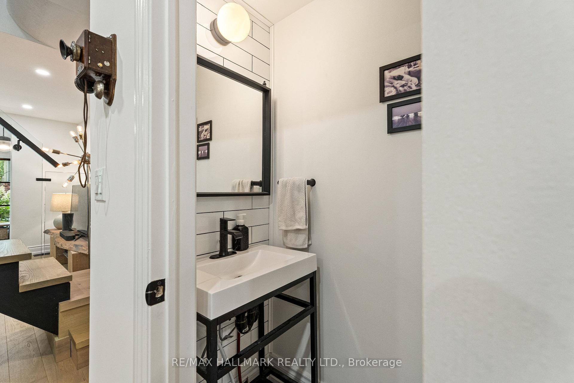 Photo 18 of 324 Kenilworth Avenue, Toronto, The Beaches — HOMEH